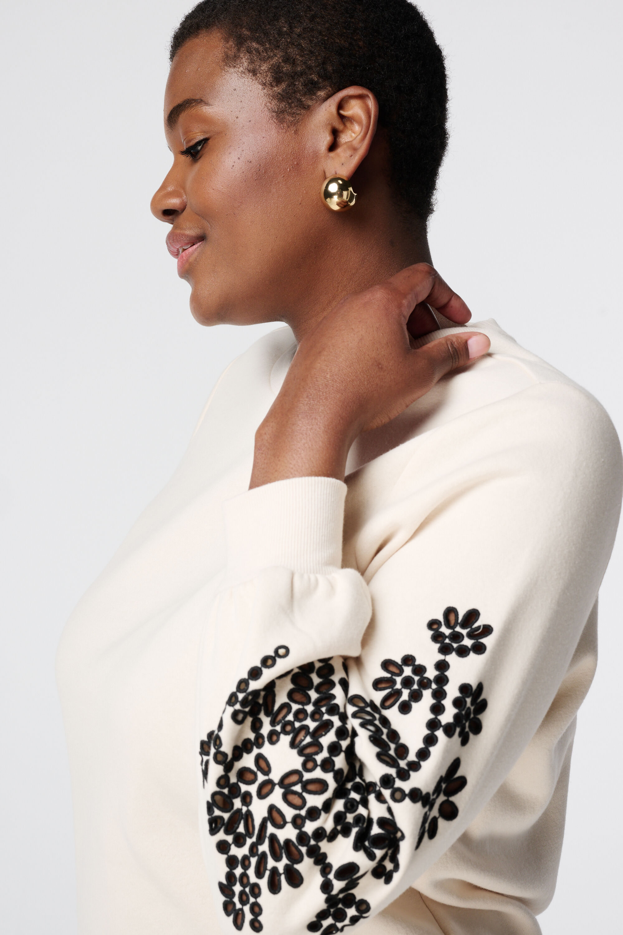 Su&eacute;ter con botones decorativos image number 4