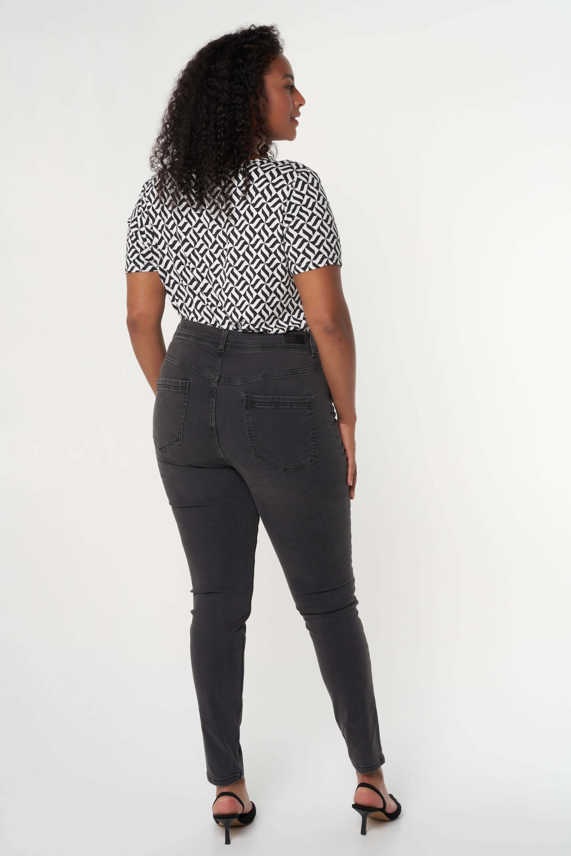 Vaqueros CHERRY de corte pitillo y talle alto image number 4