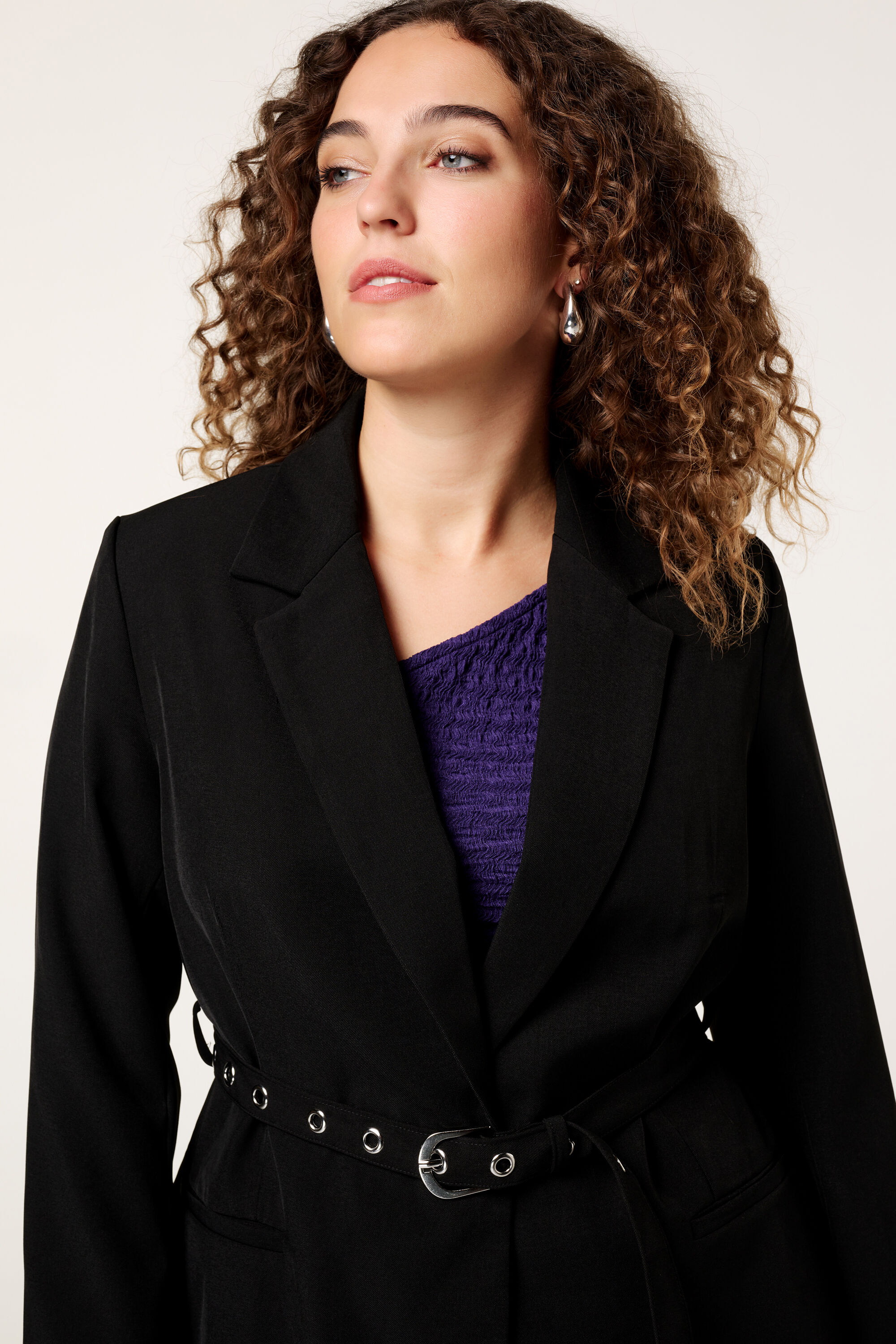 Blazer con un cinto image number 4