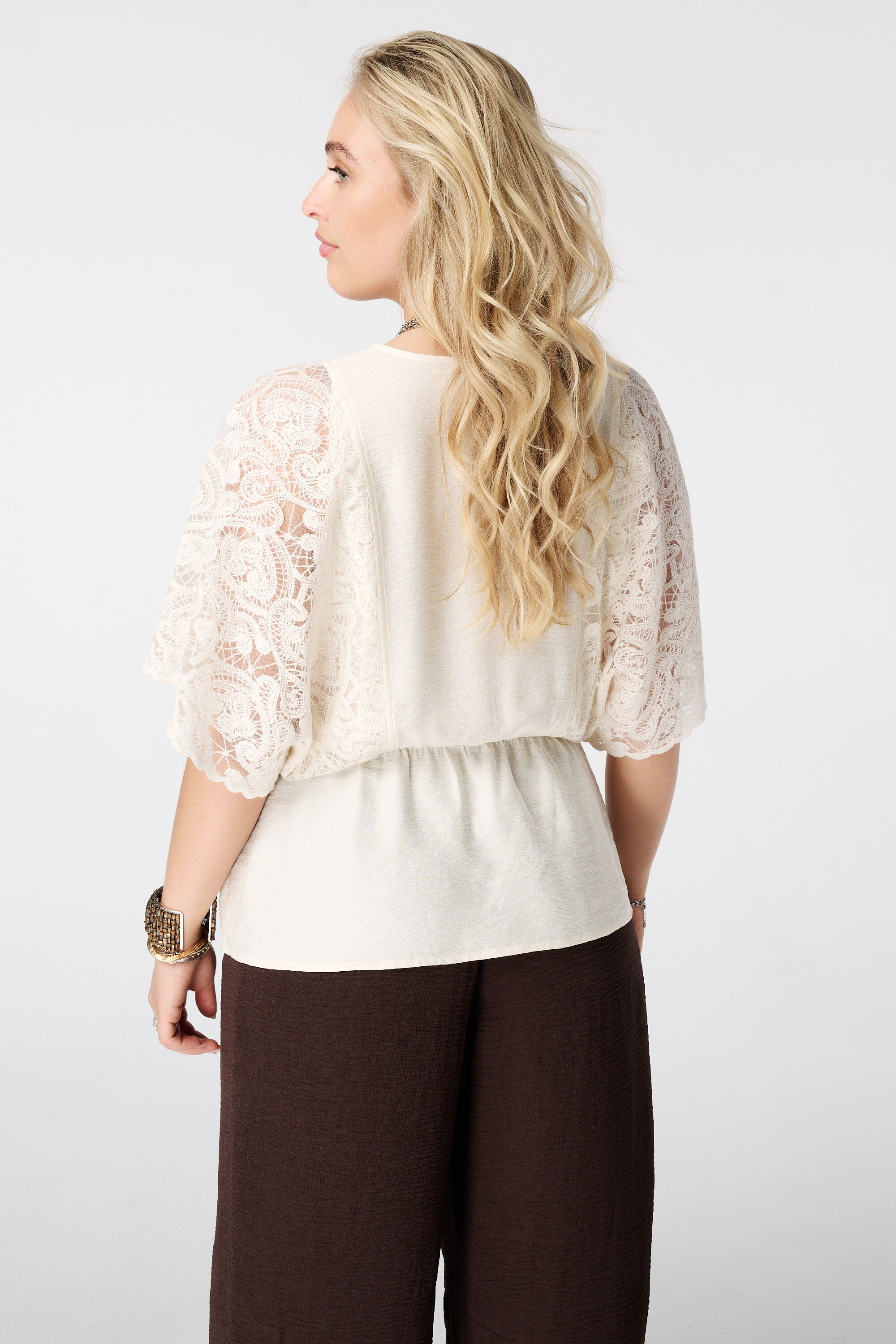 Blusa con mangas de encaje image number 3