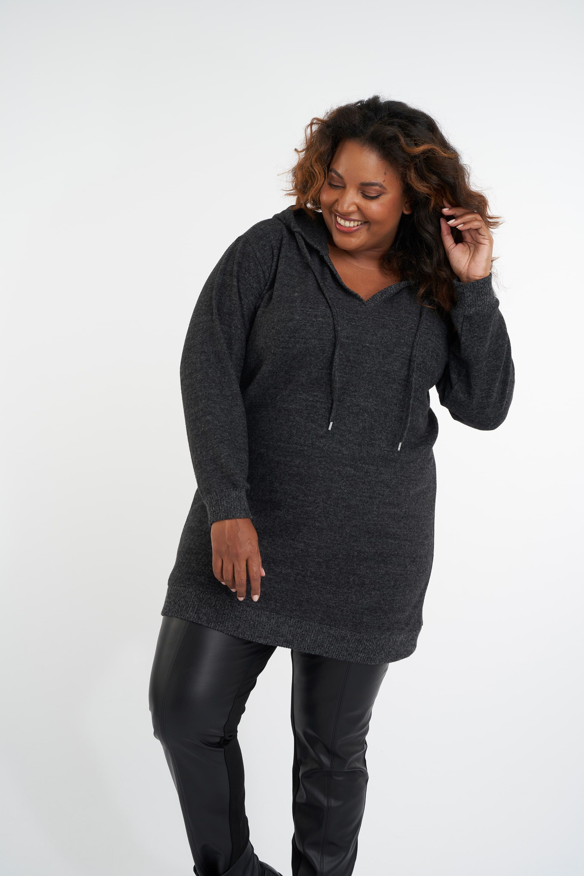 Su&eacute;ter con capucha image number 6