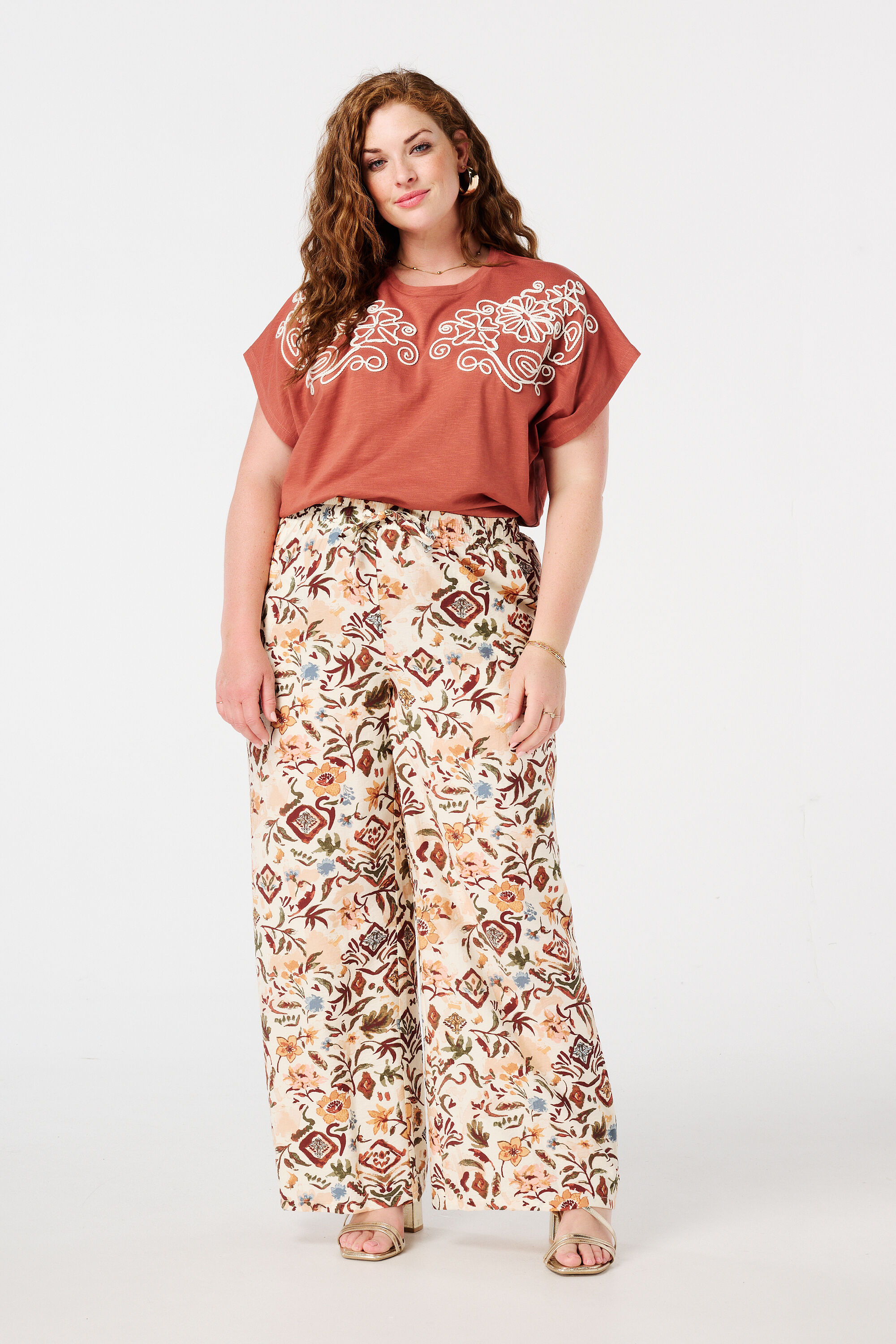 Camiseta con bordados image number 5