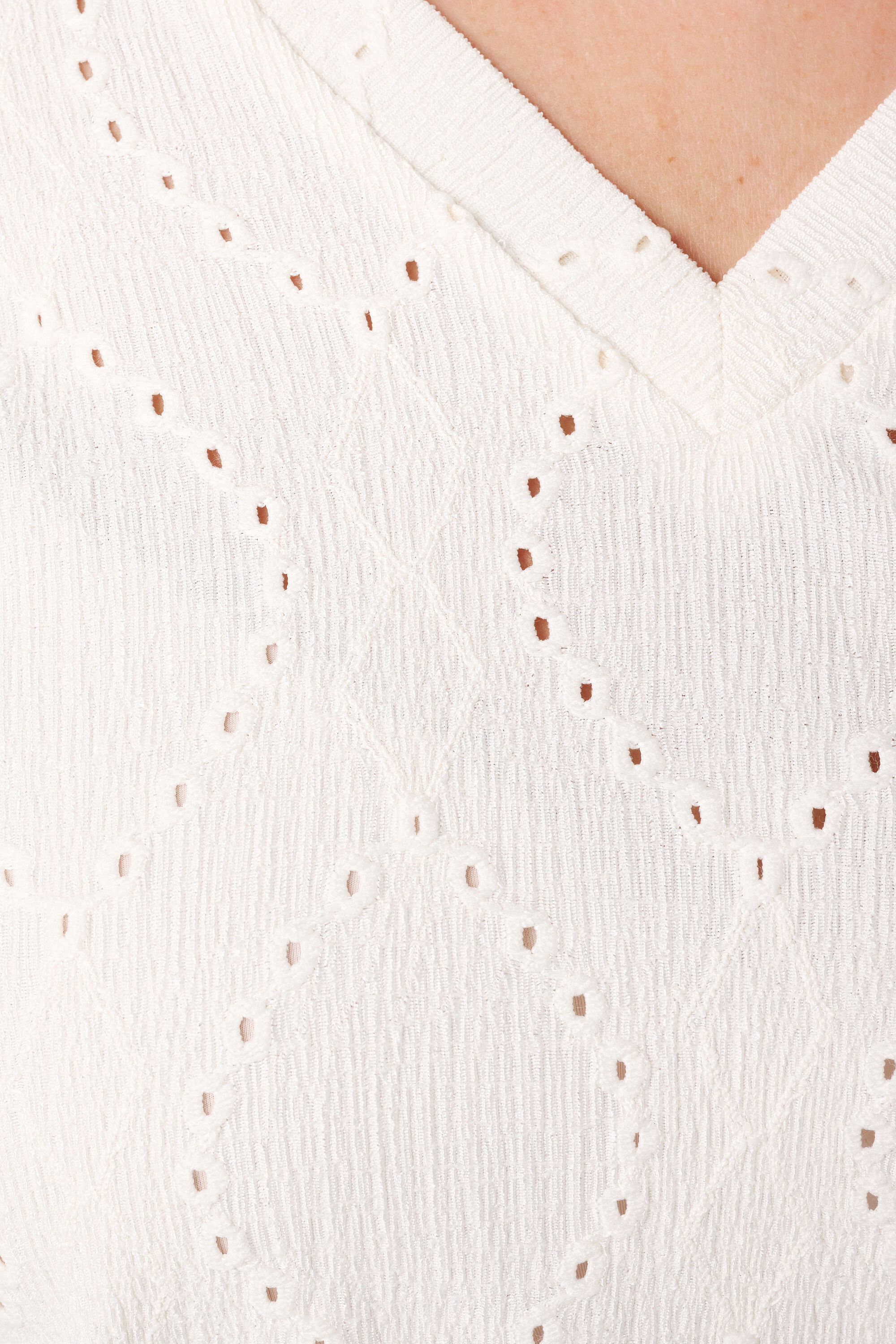 Top con efecto bordado image number 6