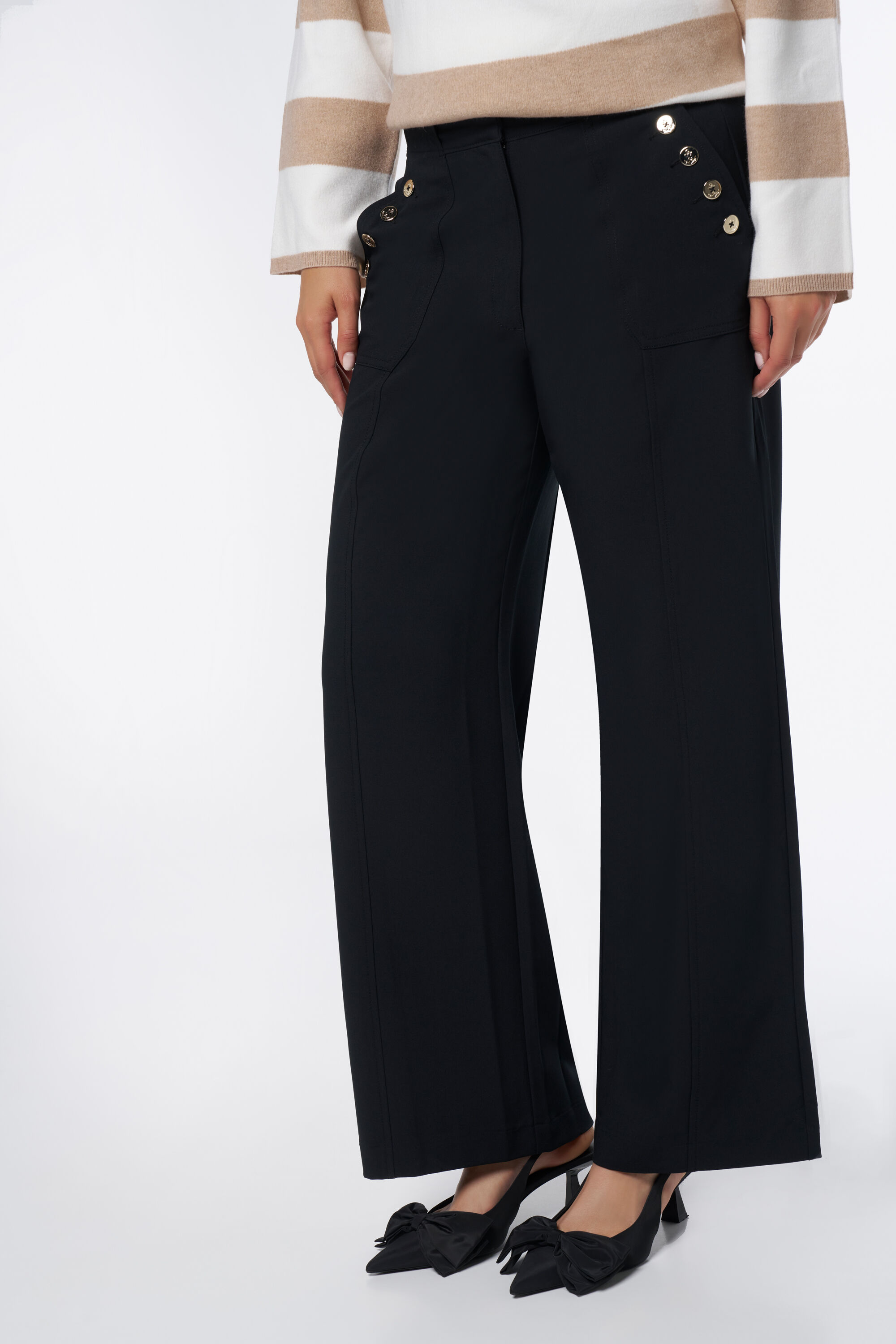 Pantalones de pernera ancha con botones decorativos image number 5