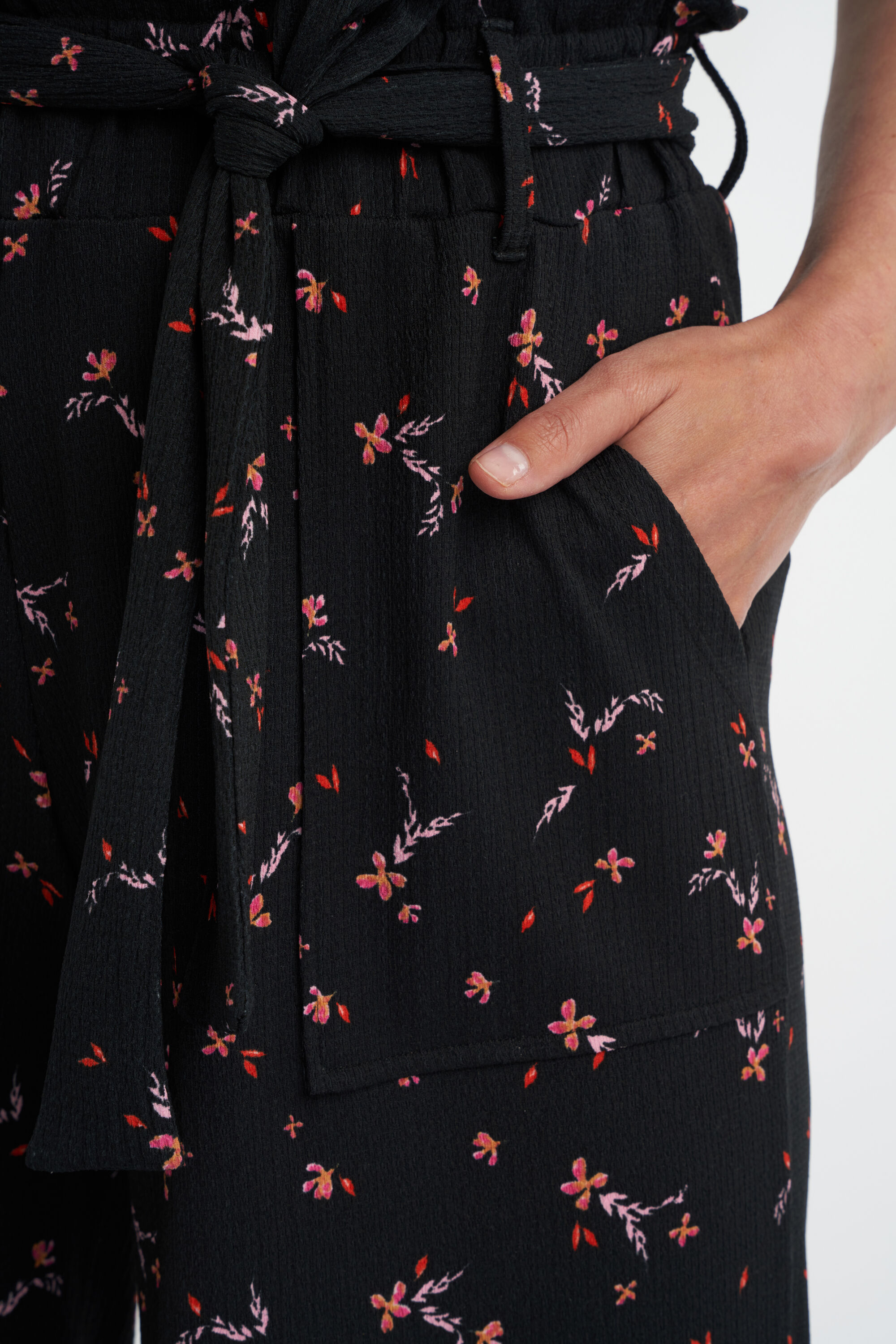 Pantalones anchos con un cintur&oacute;n image number 6