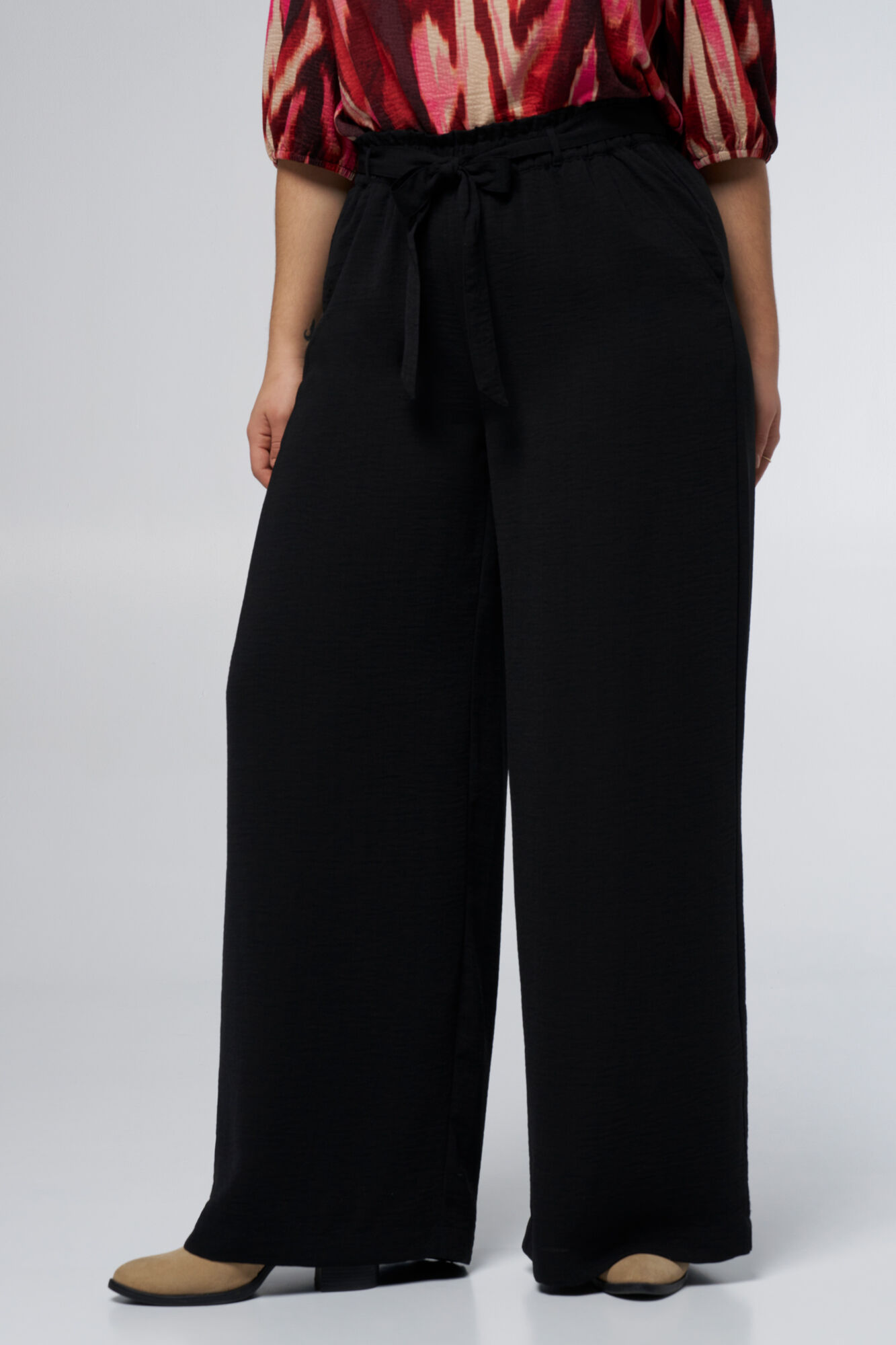 Pantal&oacute;n ancho con cintur&oacute;n image number 5