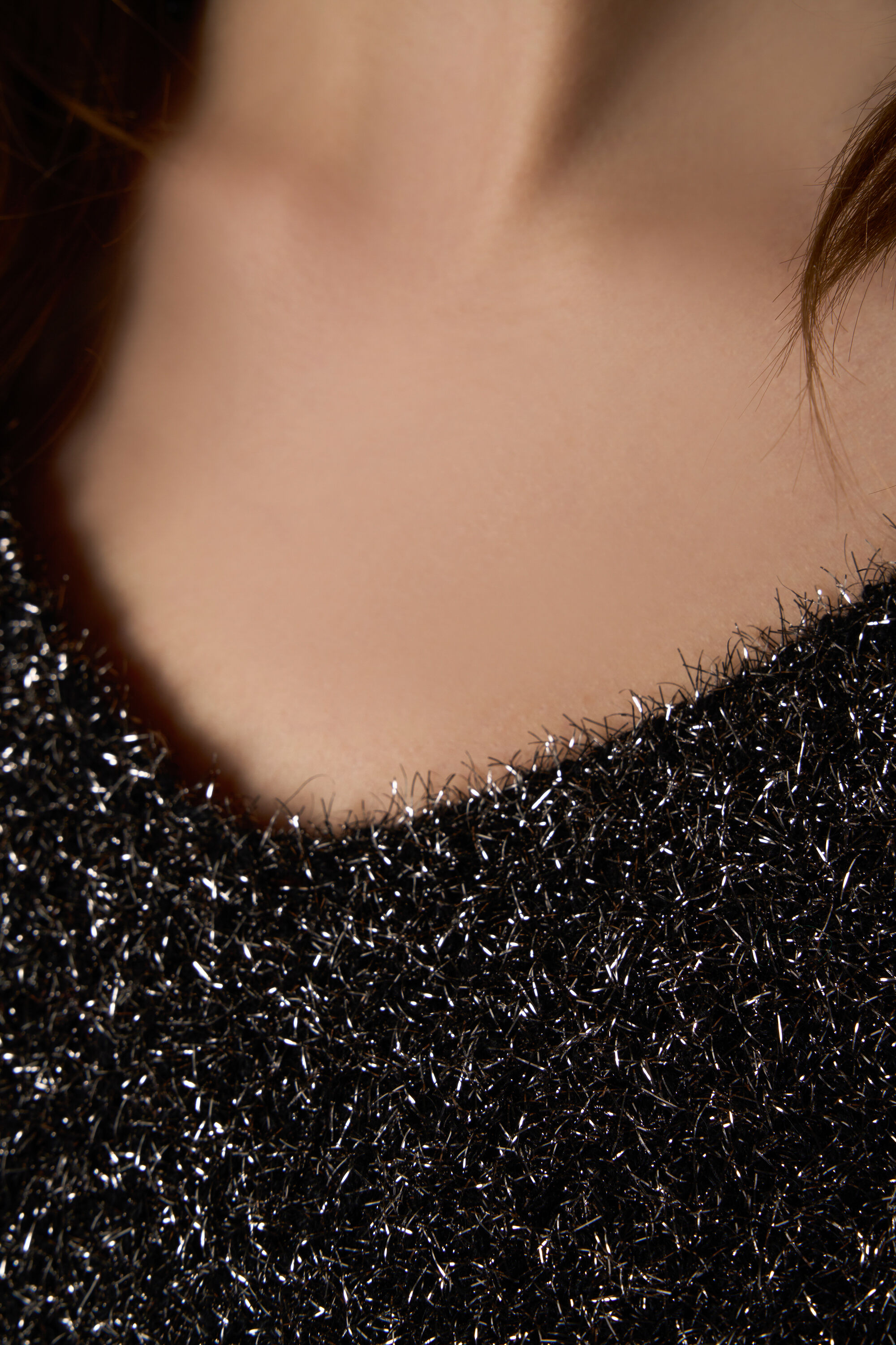 Su&eacute;ter con detalle plateado y estructura image number 4