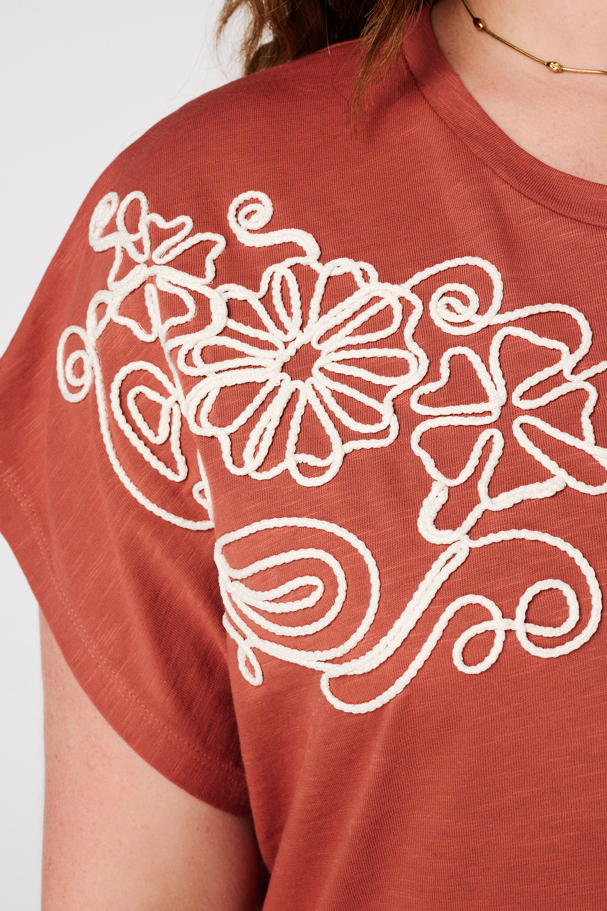 Camiseta con bordados image number 6