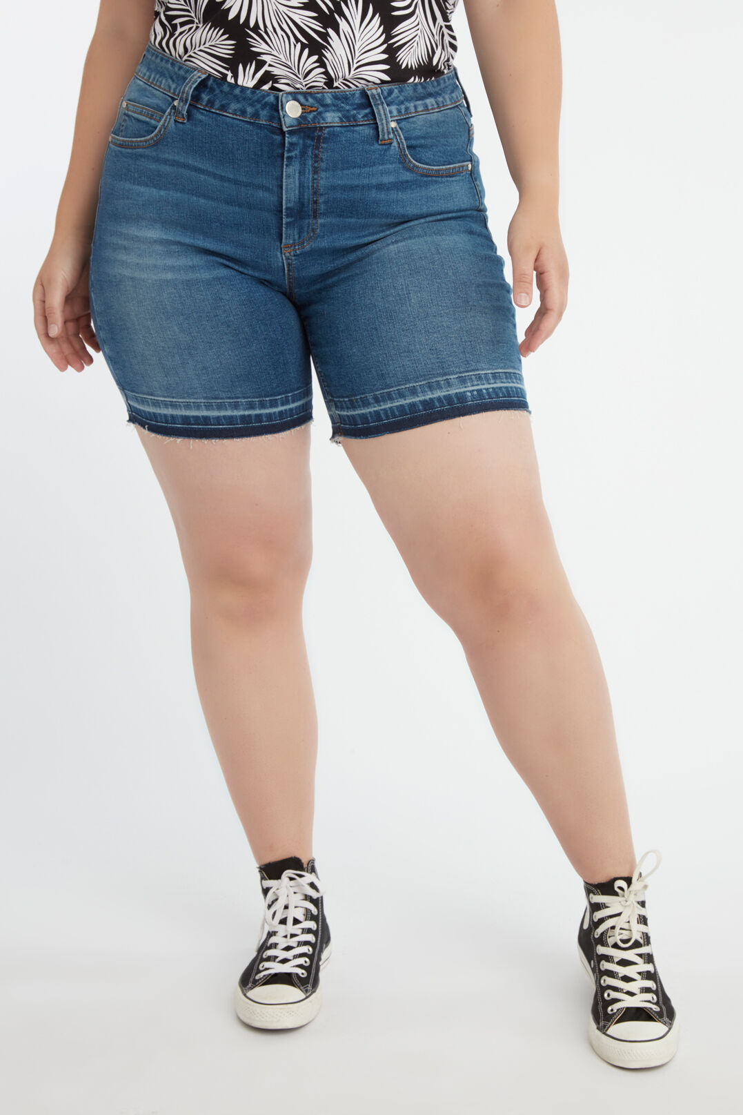 Shorts vaqueros con el bajo deshilachado image number 5