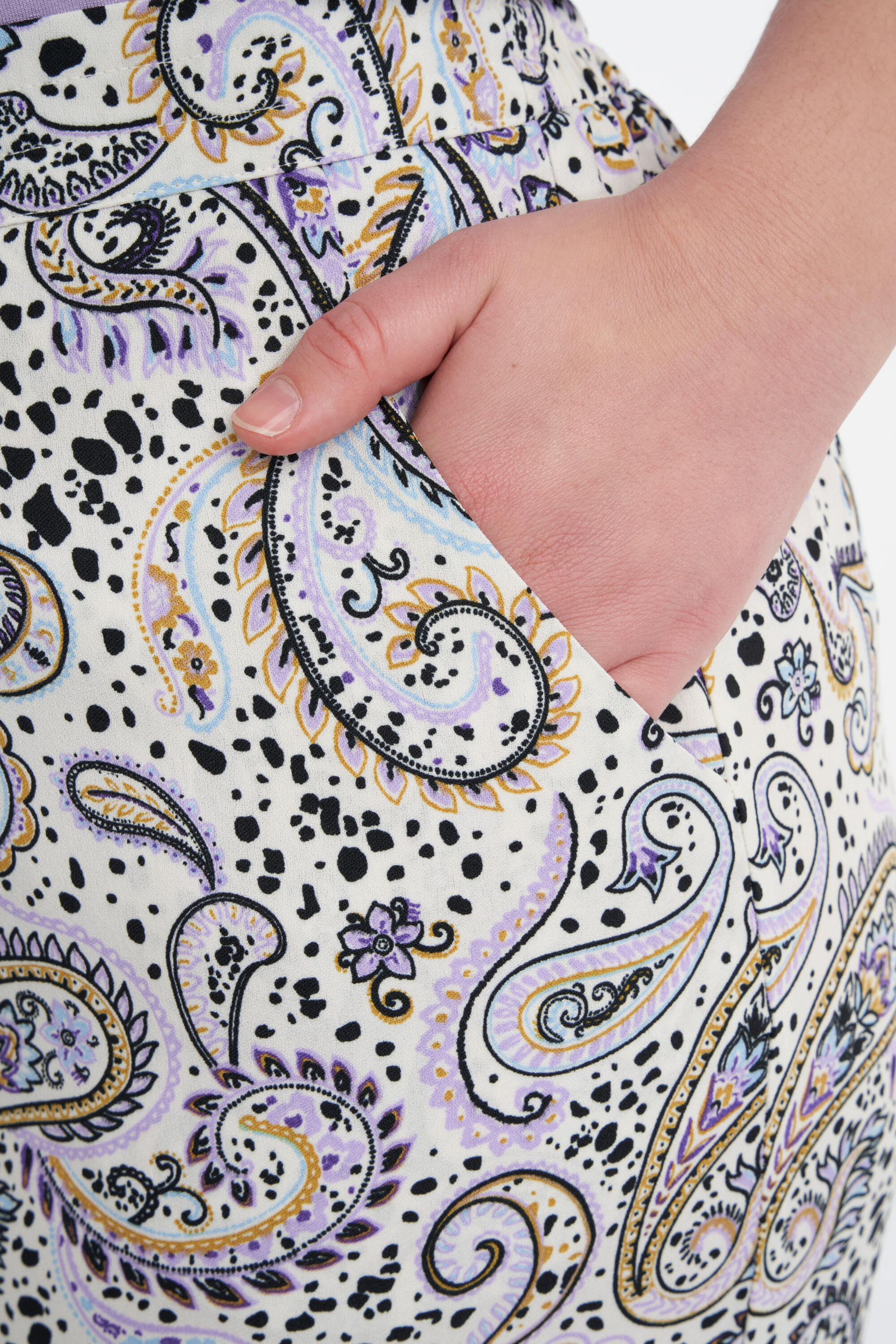 Pantalones con estampado image number 5