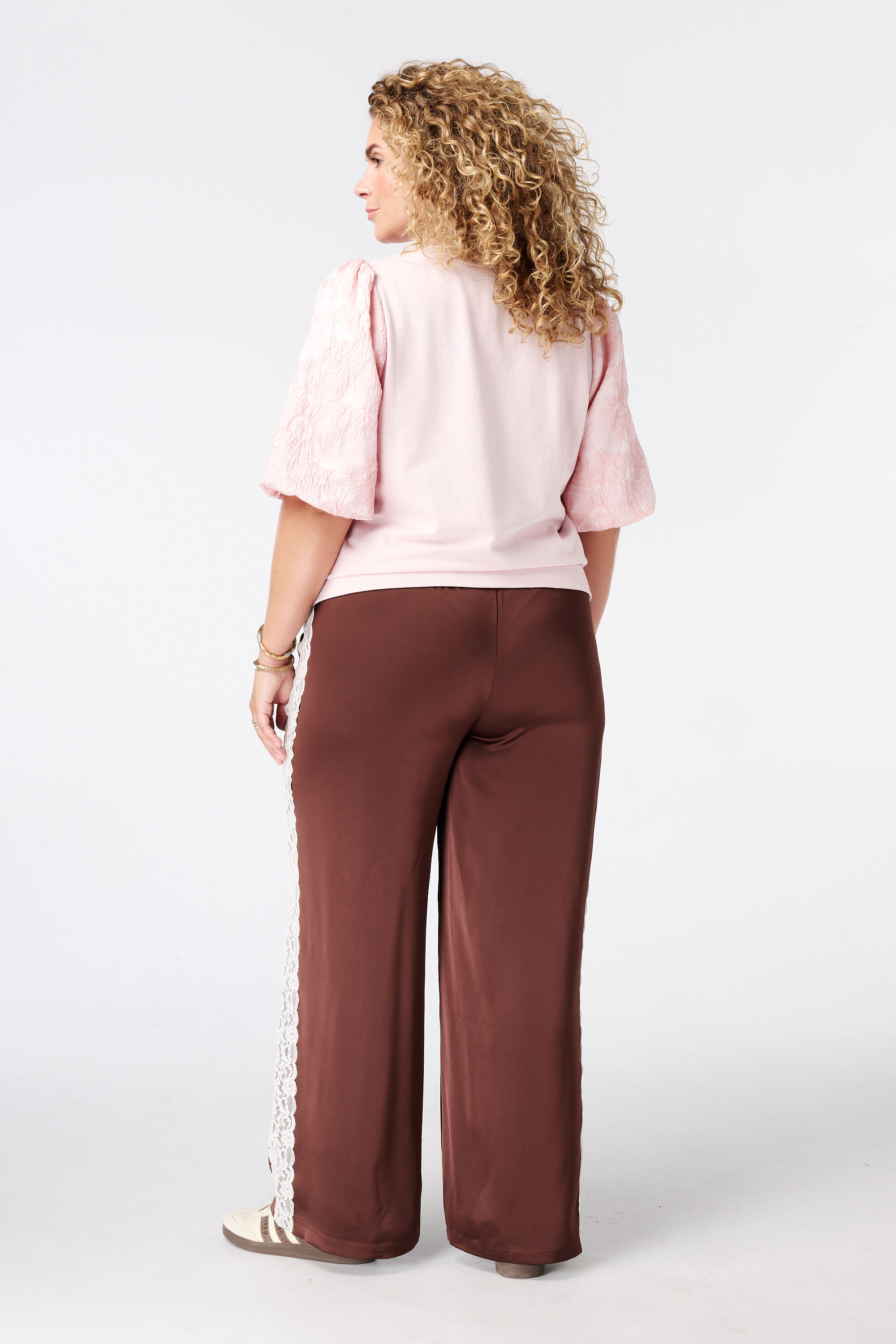 Pantal&oacute;n con detalles de encaje en los laterales image number 3