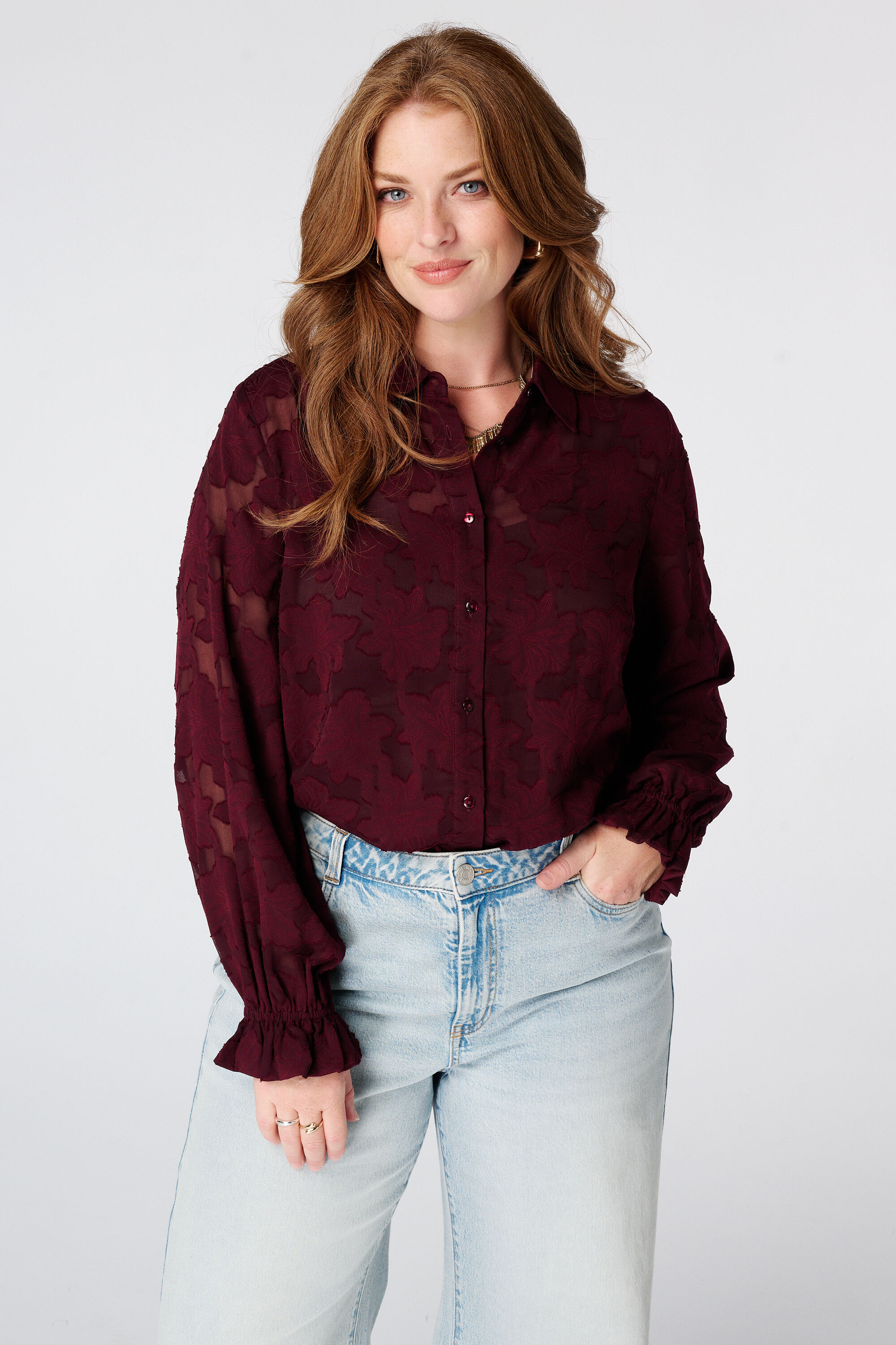 Blusa transl&uacute;cida con textura floral