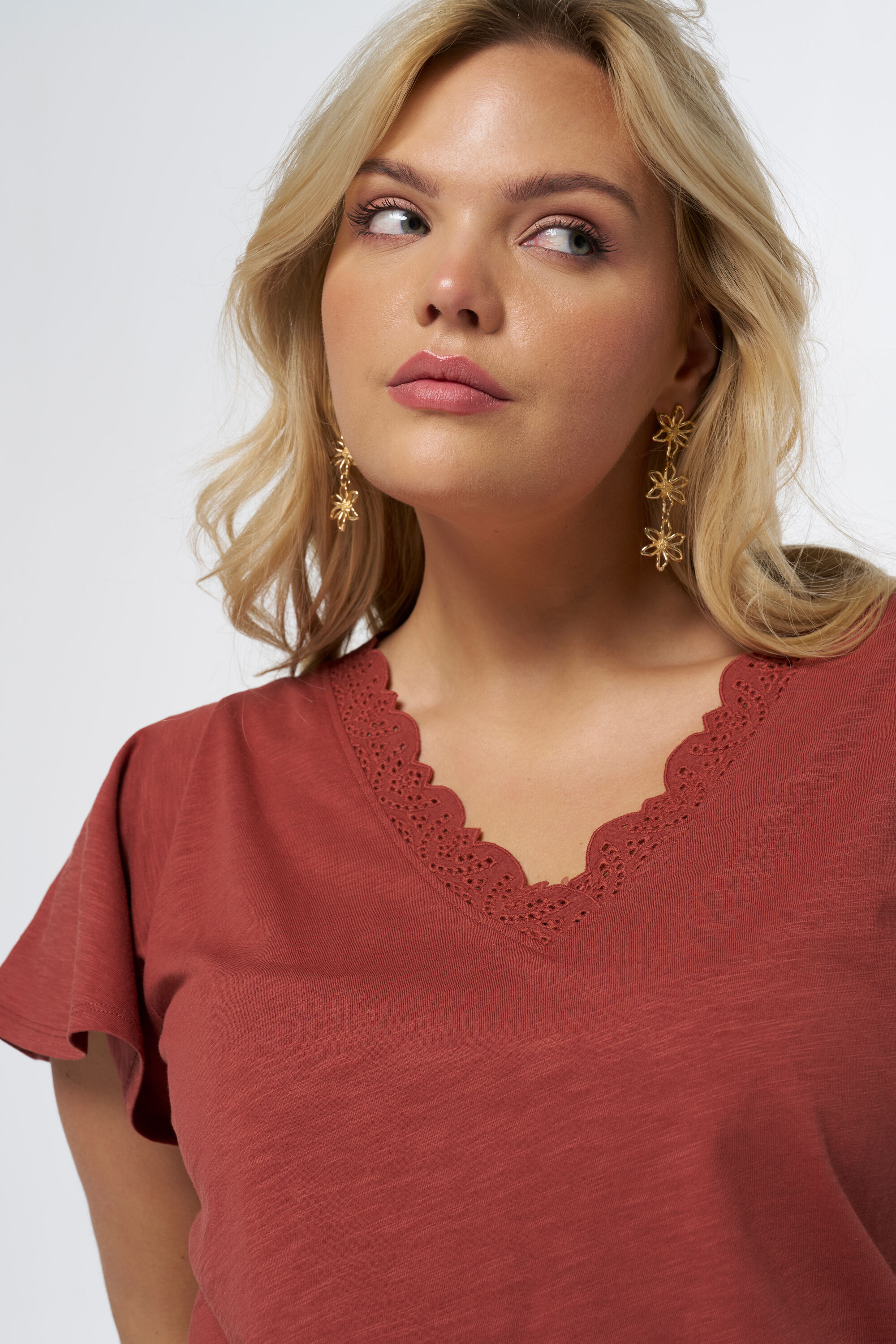 Camiseta con detalles bordados image number 4