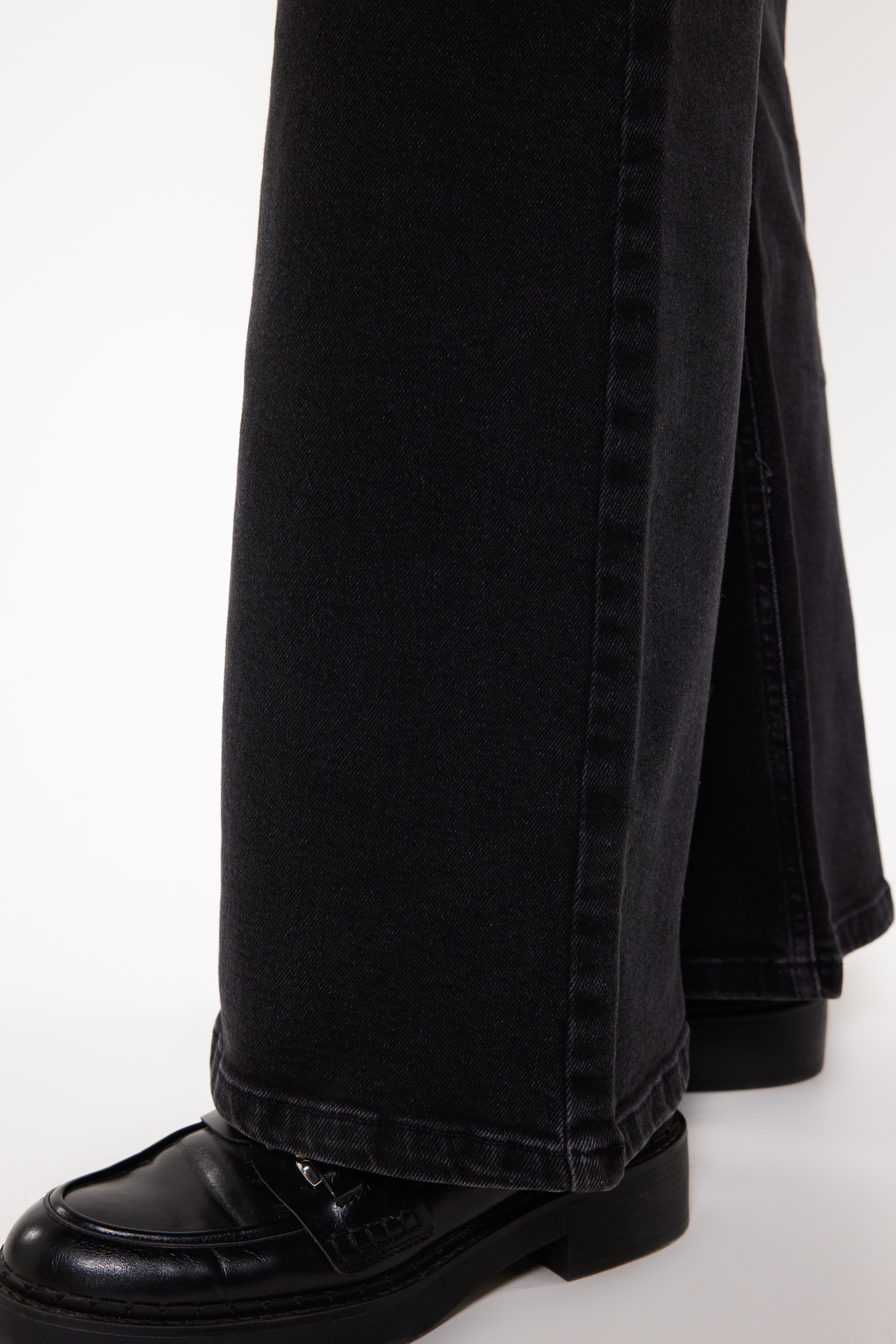 Vaqueros acampanados desde la rodilla image number 5