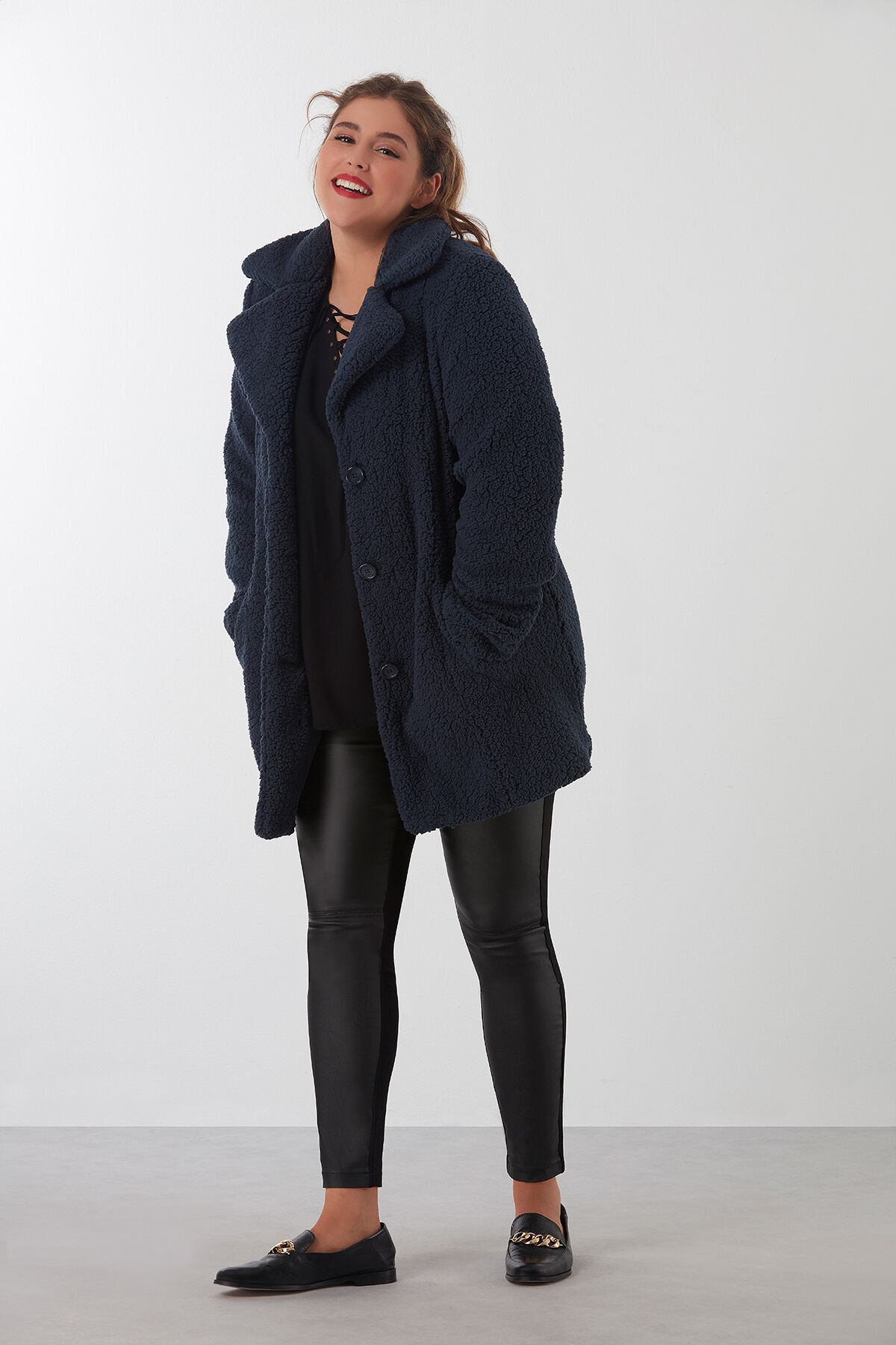 Abrigo de peluche image number 3