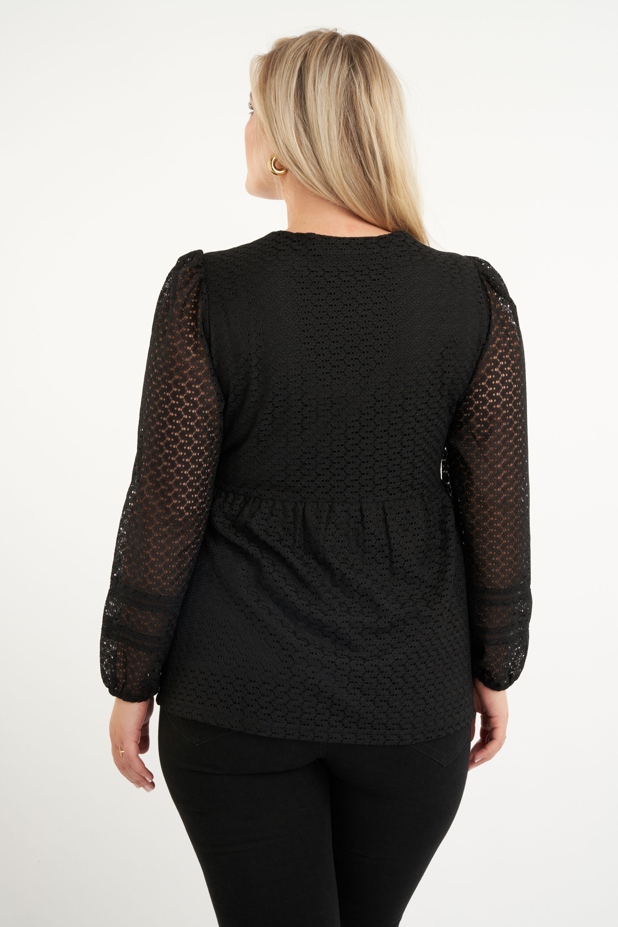 Top cruzado con encaje image number 3