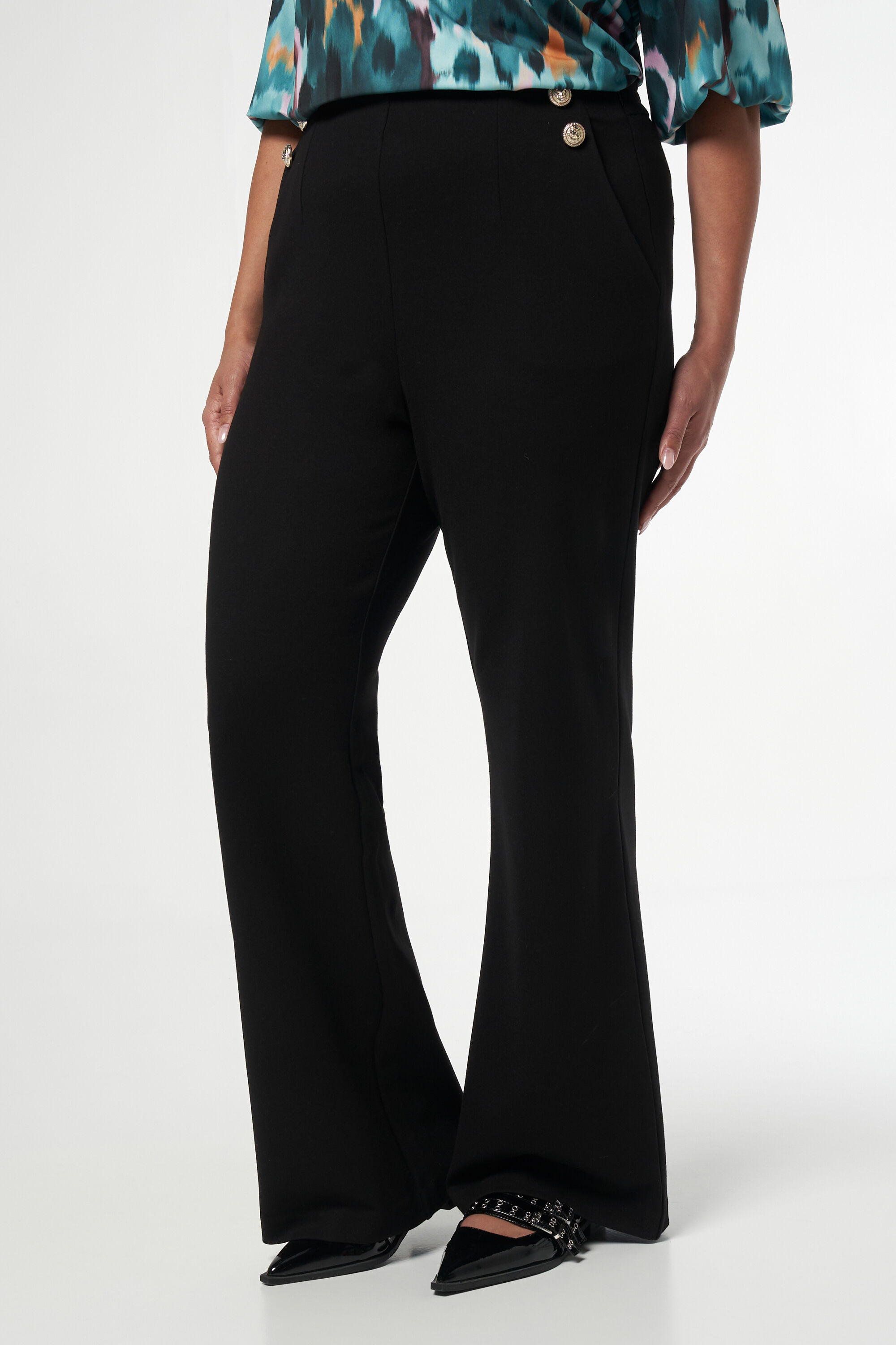 Pantalones acampanados con botones  image number 5