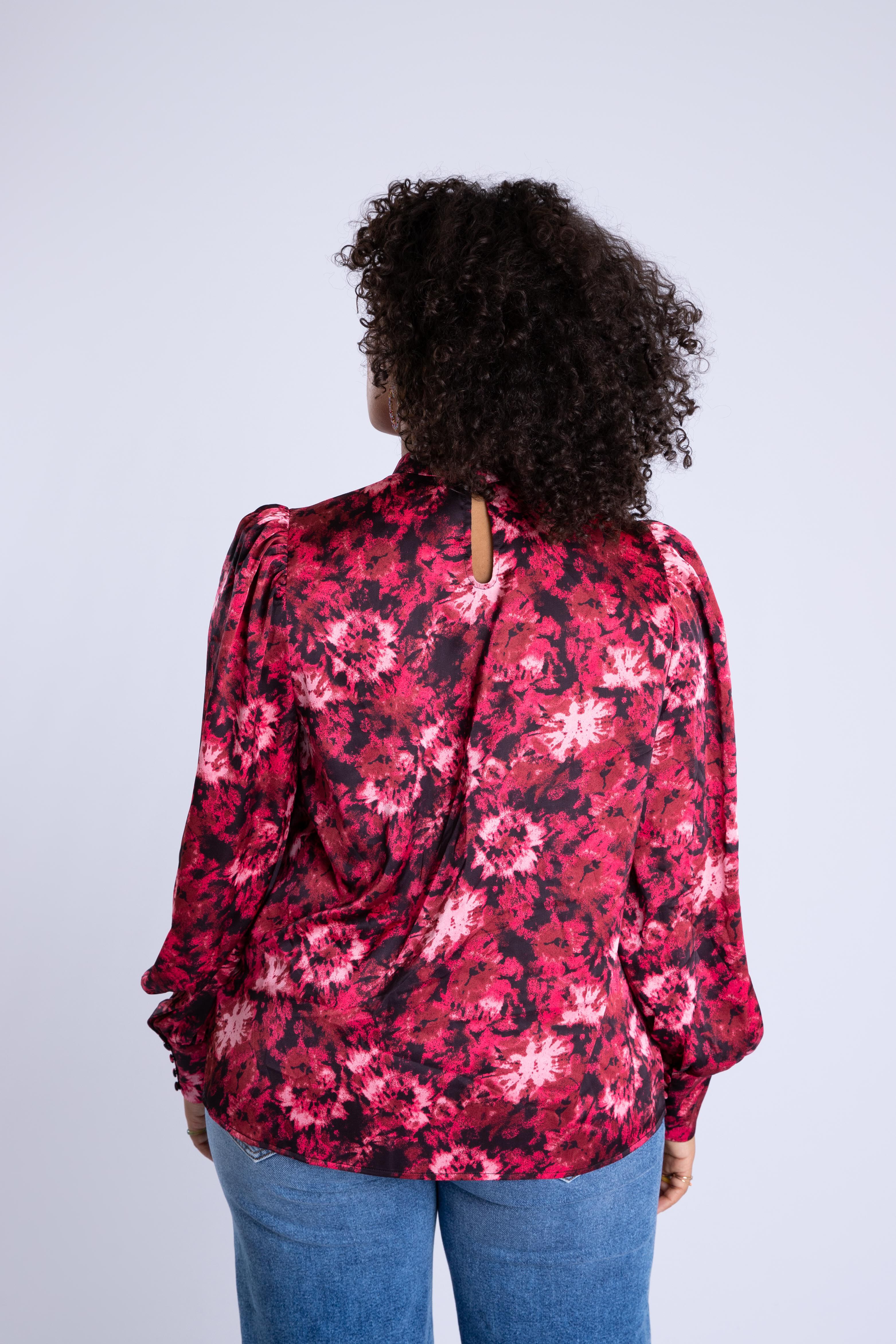 Blusa de sat&eacute;n con estampado image number 4