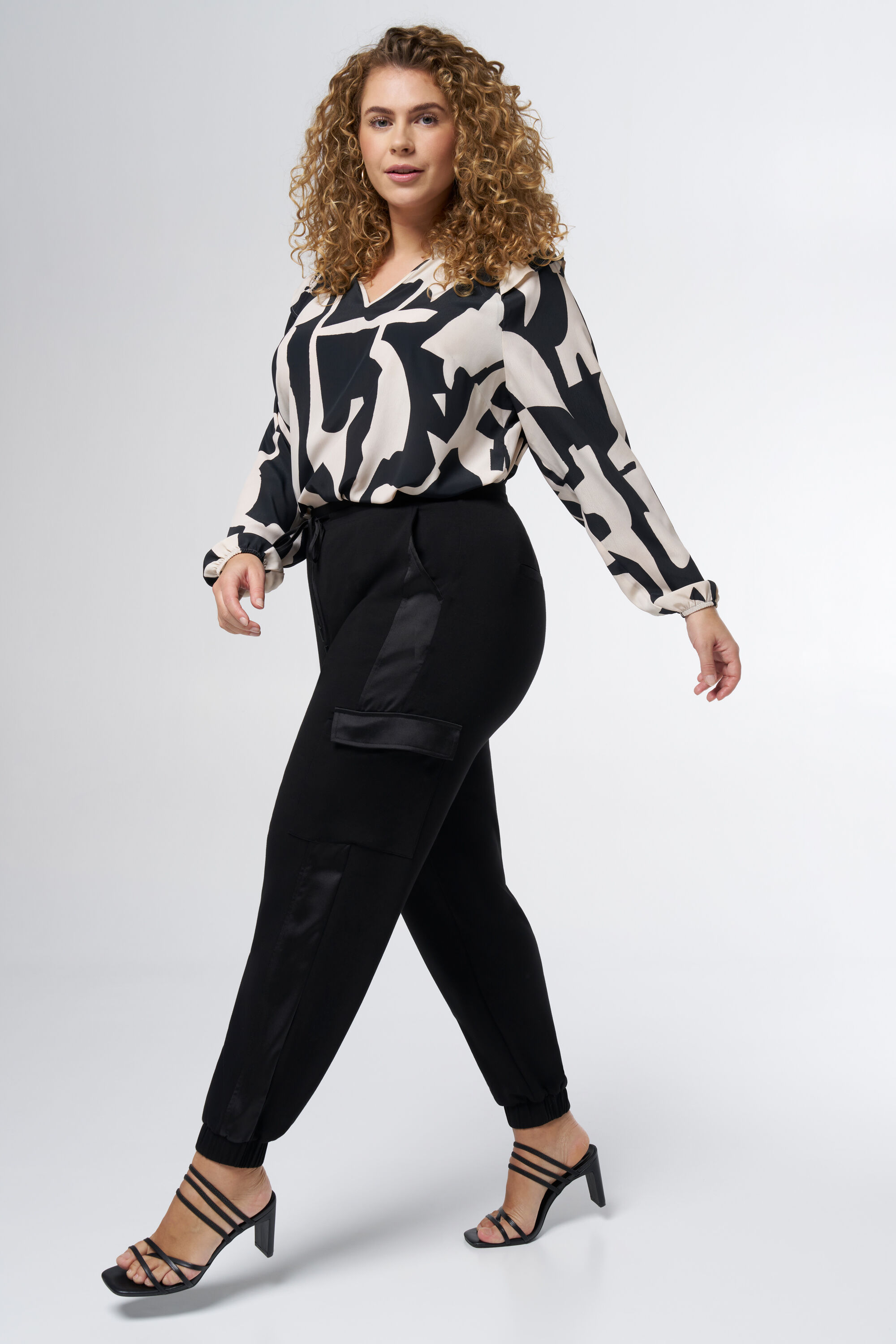 Pantalones cargo con sat&eacute;n image number 5