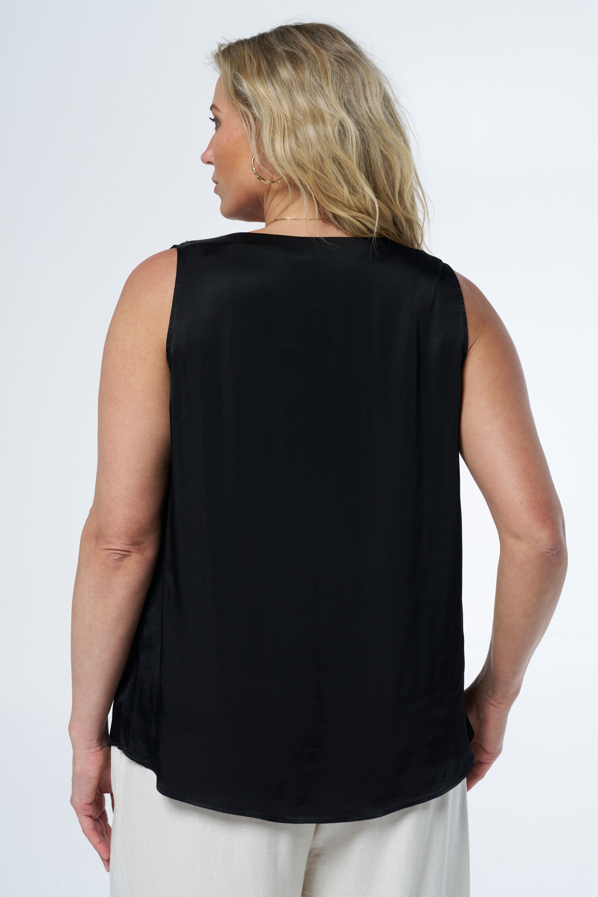 Top sin mangas con sat&eacute;n image number 3