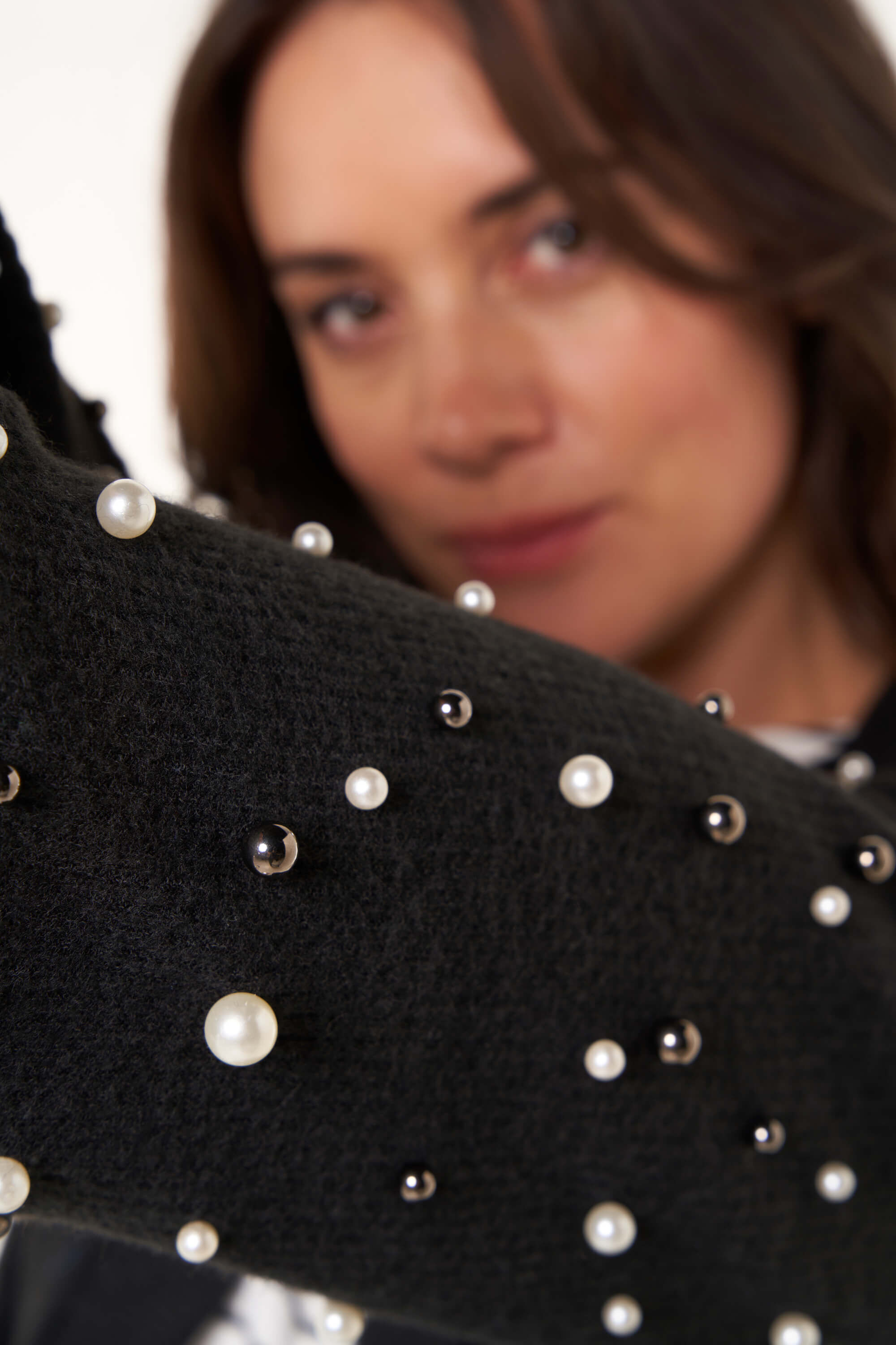 C&aacute;rdigan abierto con perlas image number 4