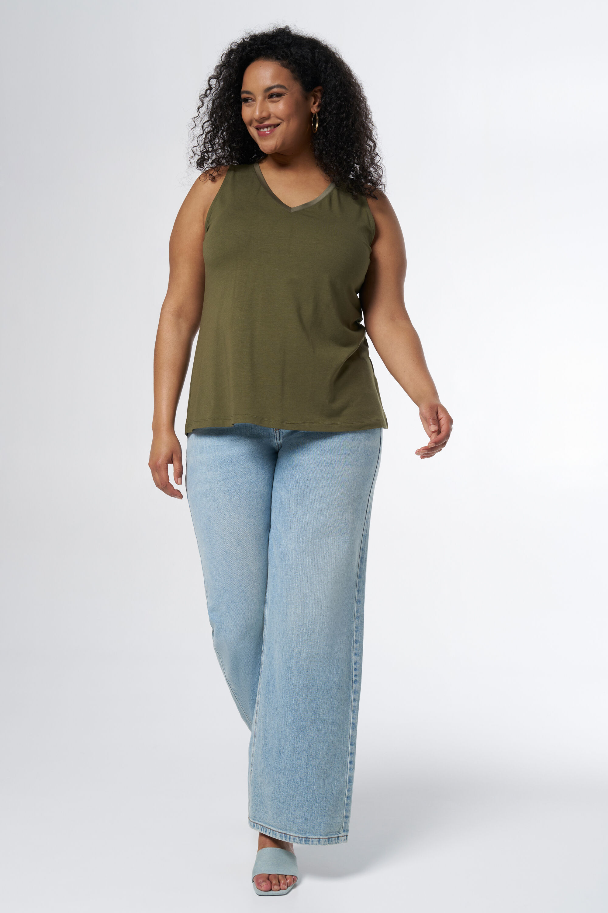 Top sin mangas con escote en V image number 0