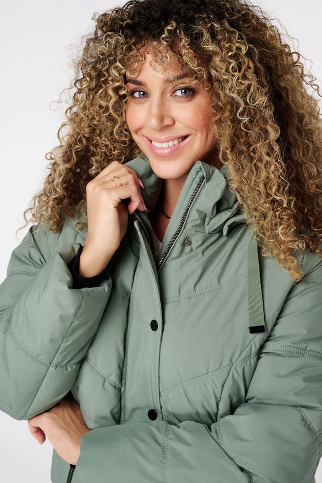 Chaqueta acolchada con capucha image number 4