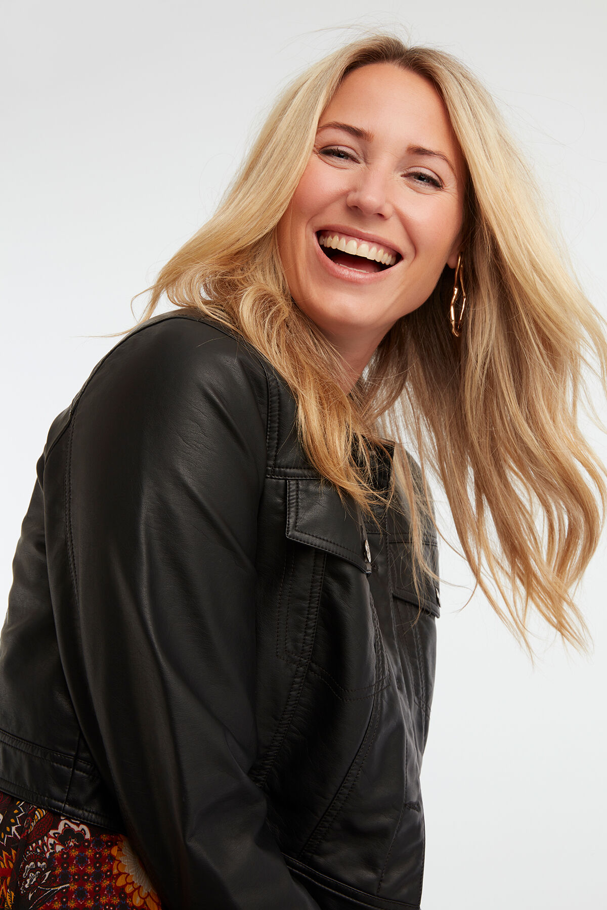 Chaqueta corta de cuero sint&eacute;tico image number 5