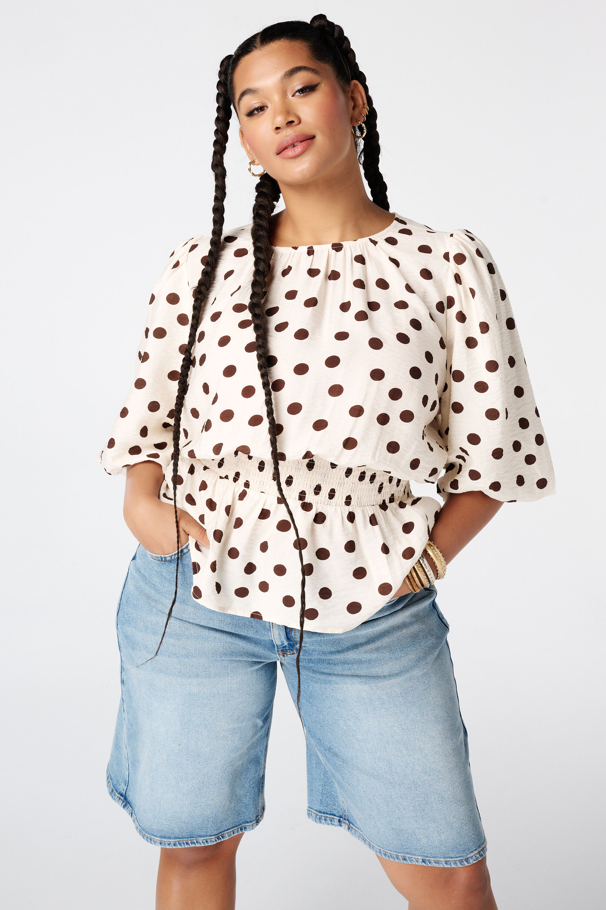 Blusa entallada con estampado de lunares