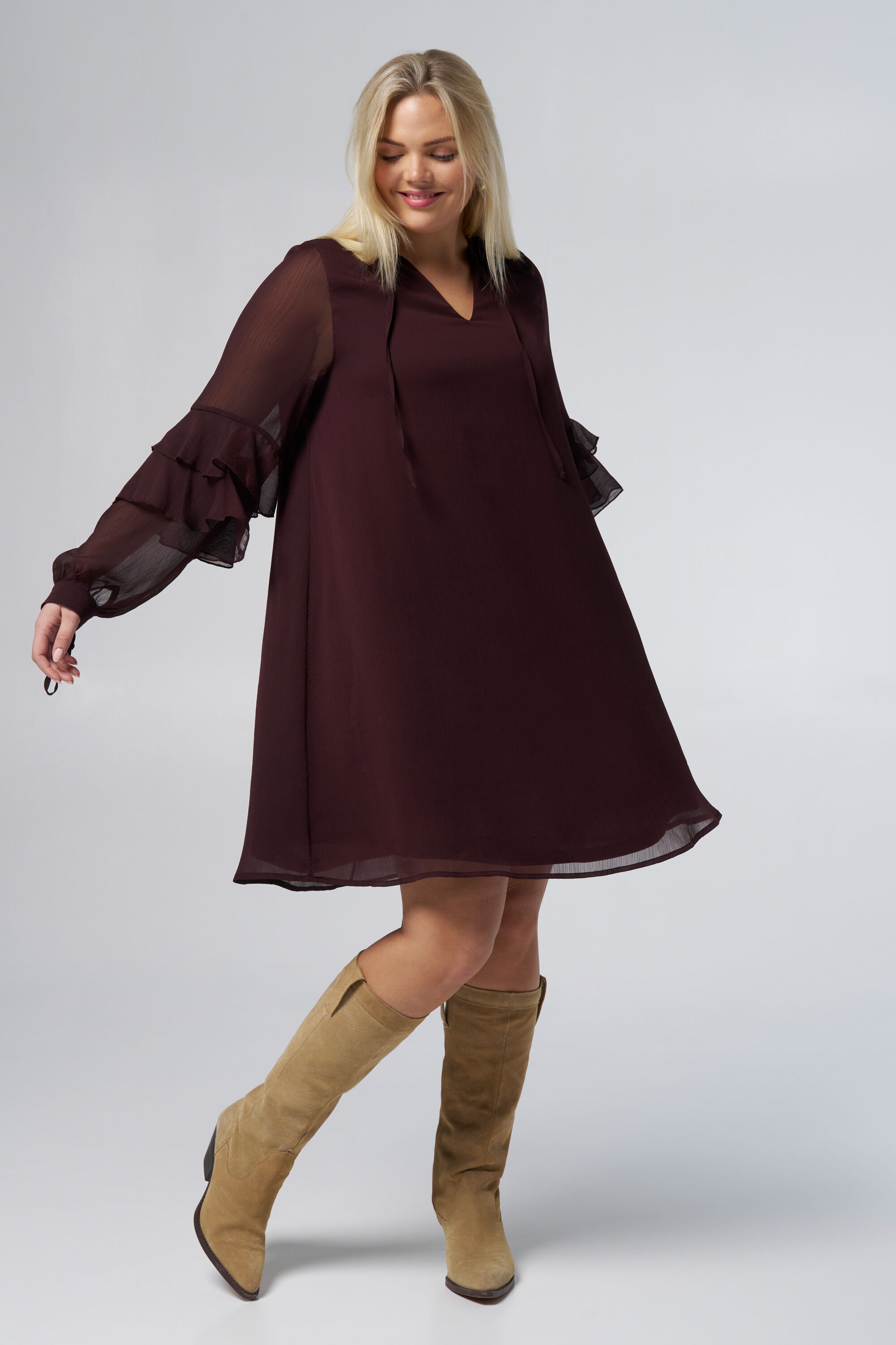 Vestido con mangas de volante image number 6