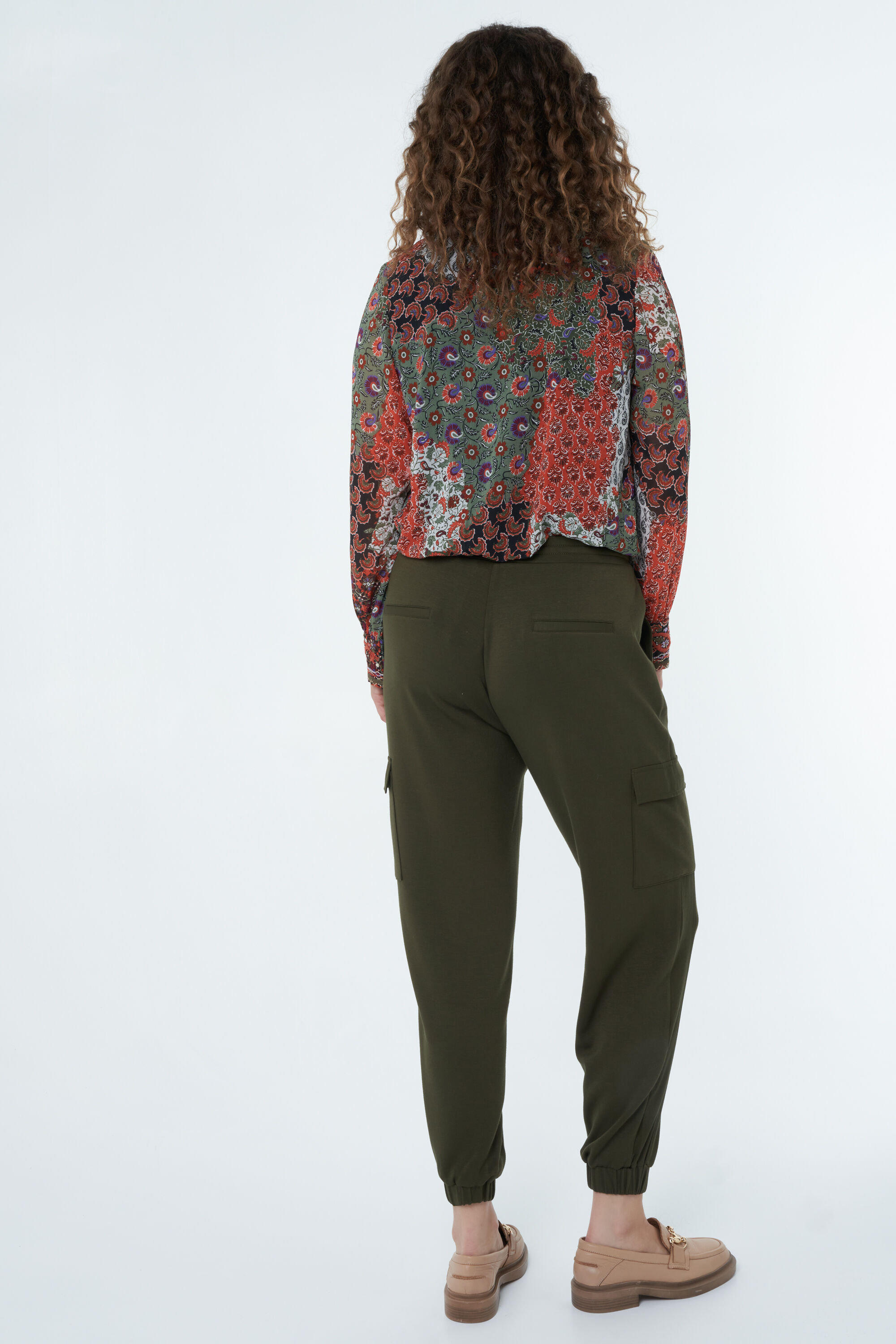 Pantalones tipo cargo con sat&eacute;n image number 4