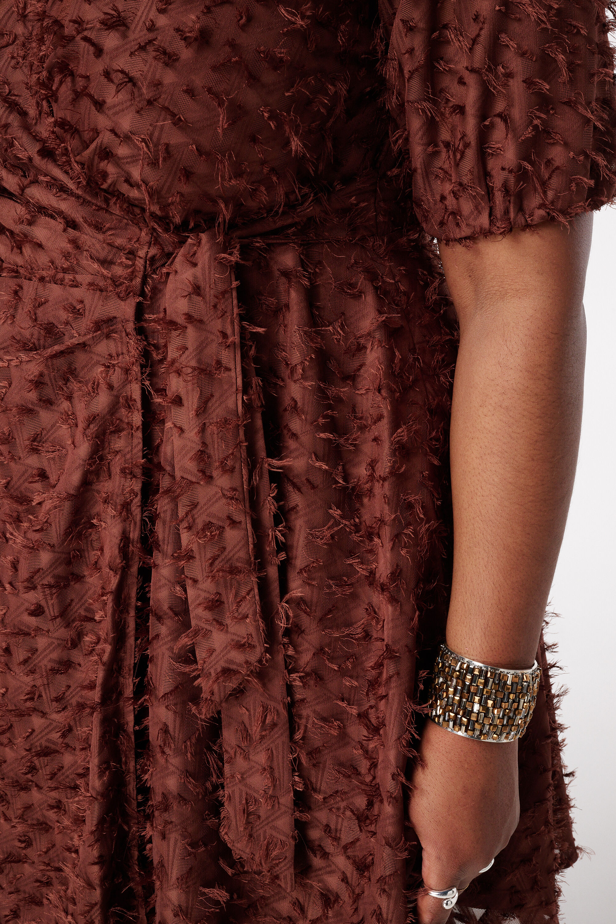 Vestido con estructura de encaje y efecto cruzado image number 6