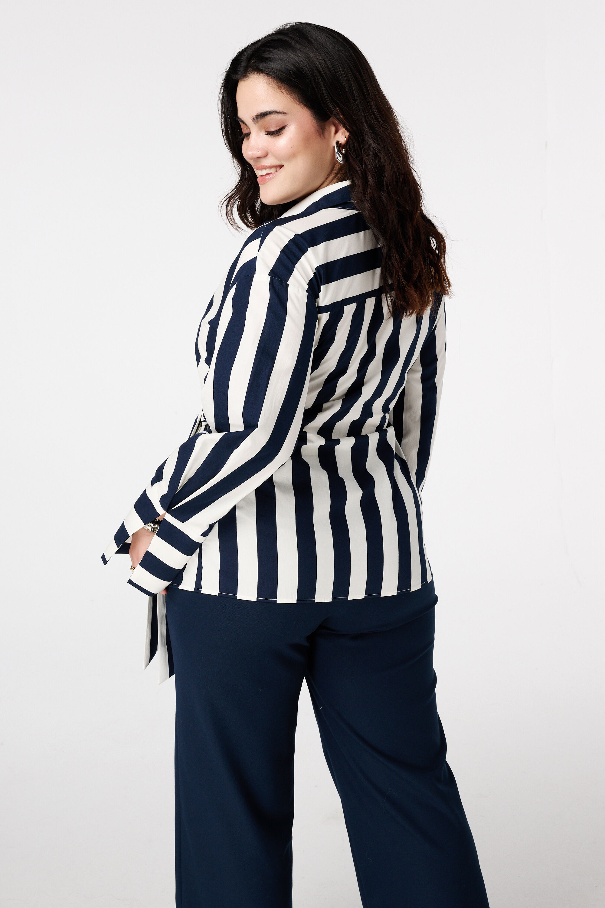 Blusa cruzada con escote en pico y lazo image number 3