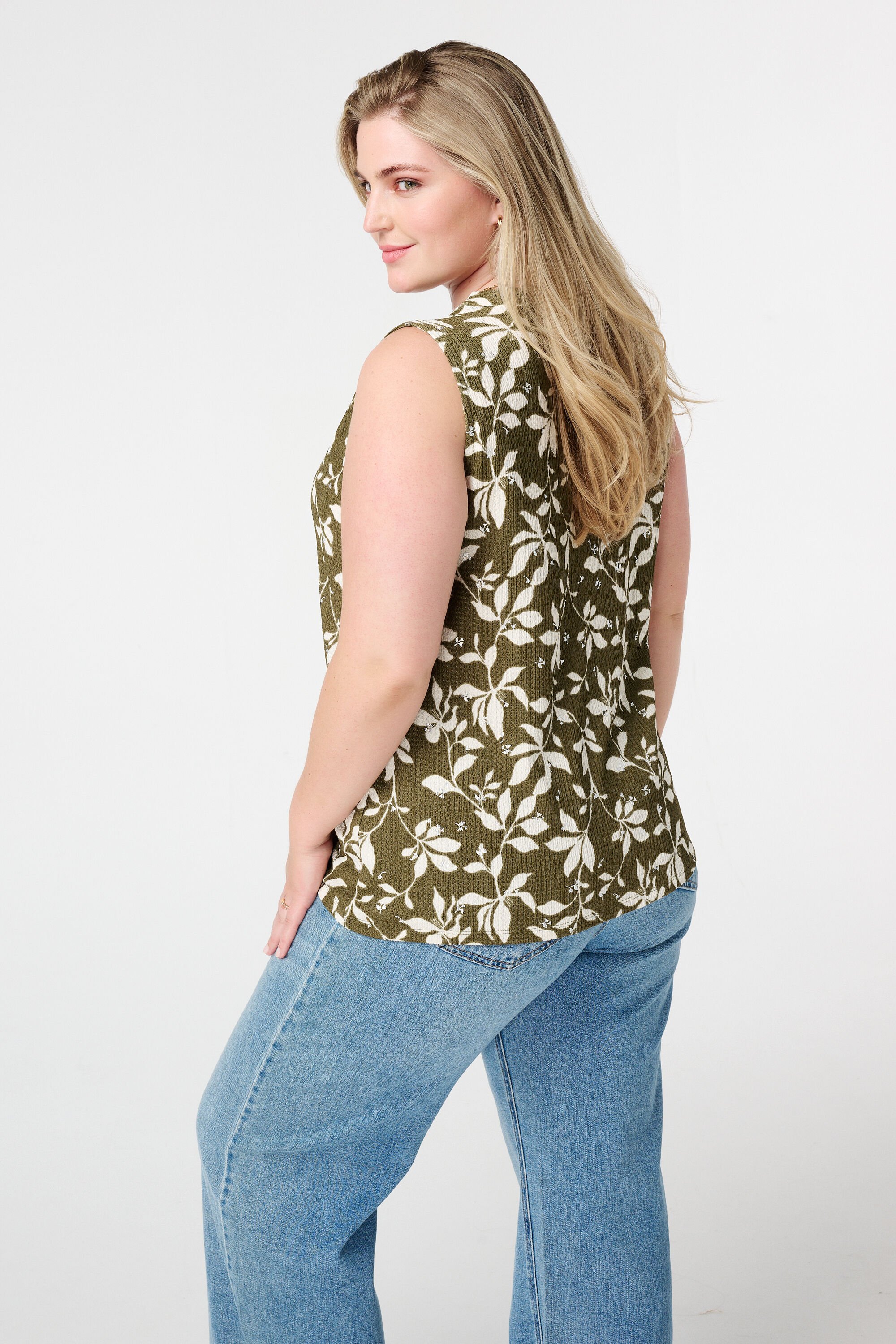 Top sin mangas estampado image number 3