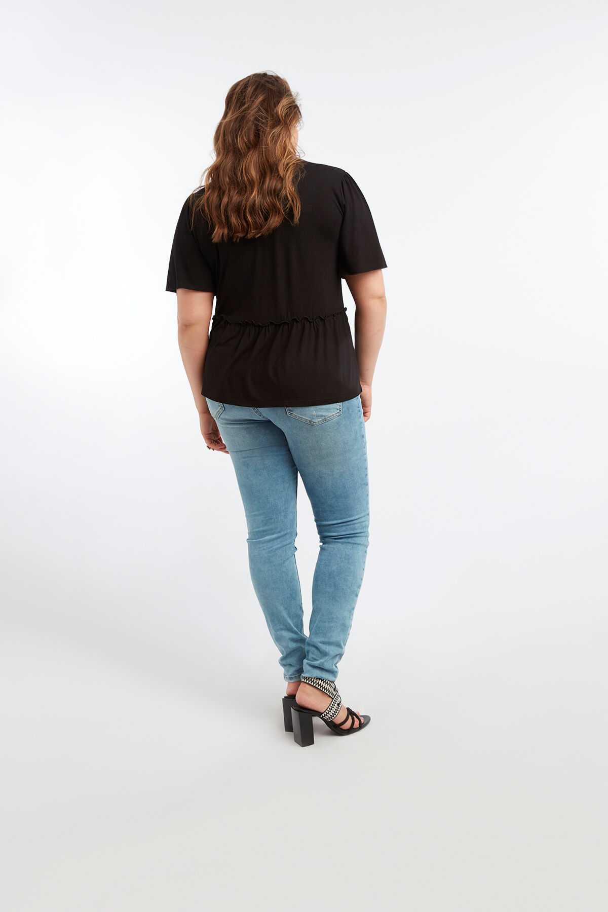 Top de viscosa con botones decorativos image number 5