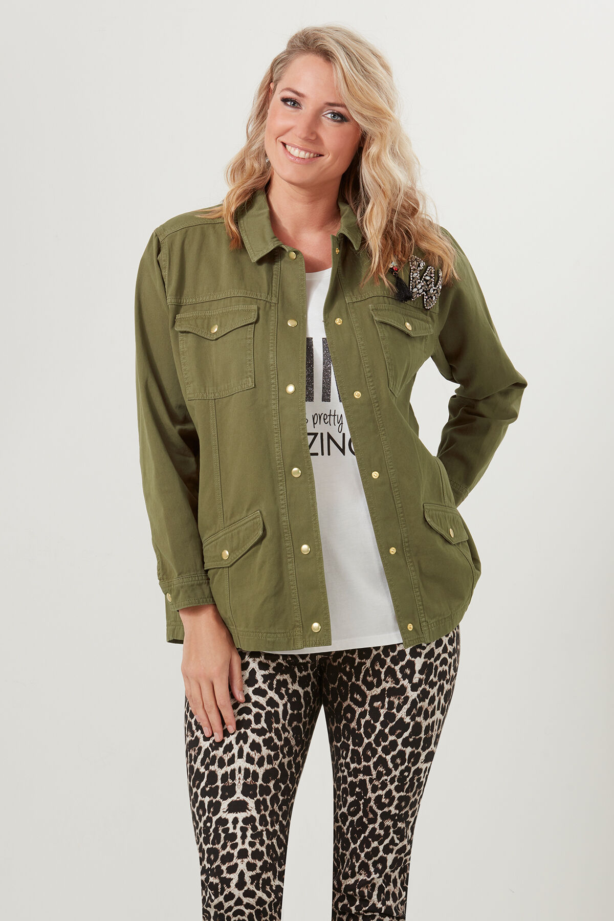 Chaqueta con bordados y texto estampado image number 0