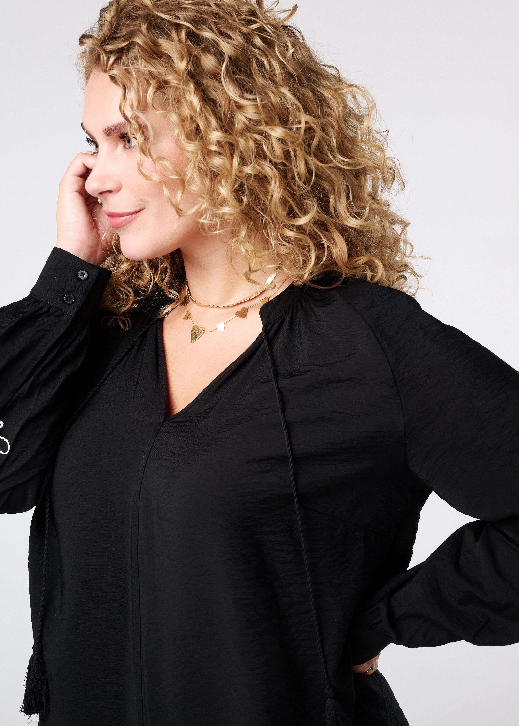 Blusa con bordado en las mangas image number 4