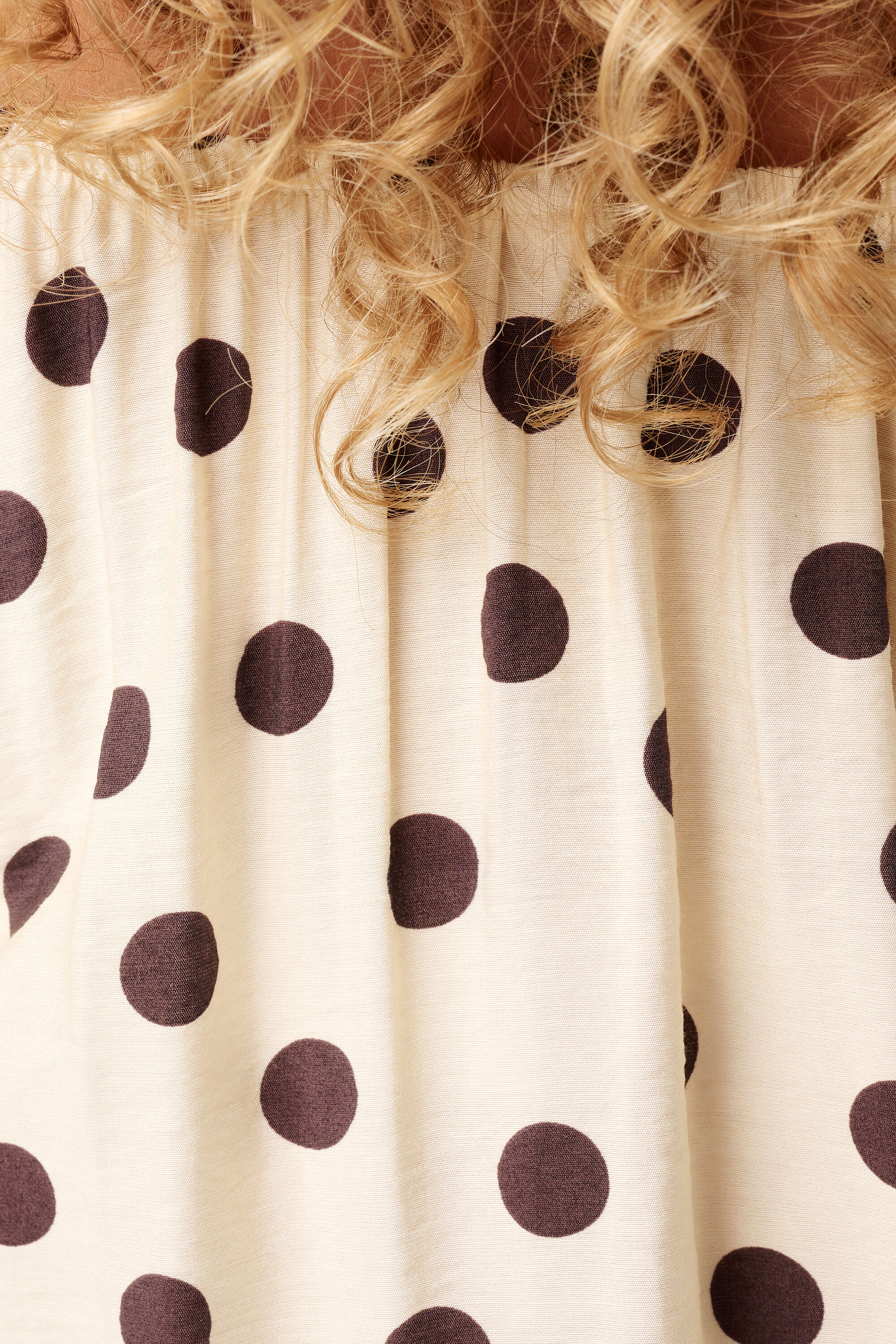 Blusa con hombros al descubierto y estampado de lunares image number 4