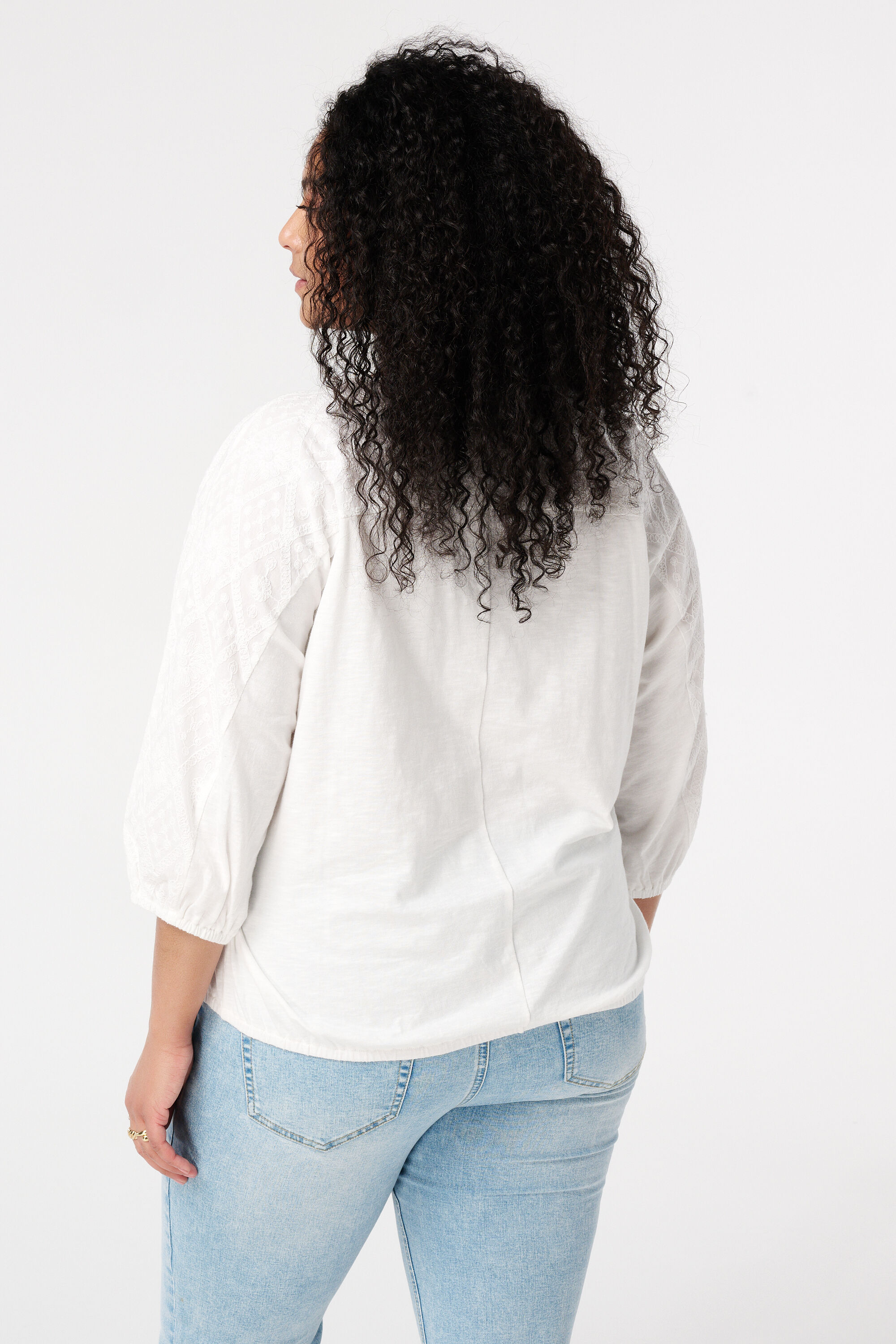 Top con detalles de encaje image number 3