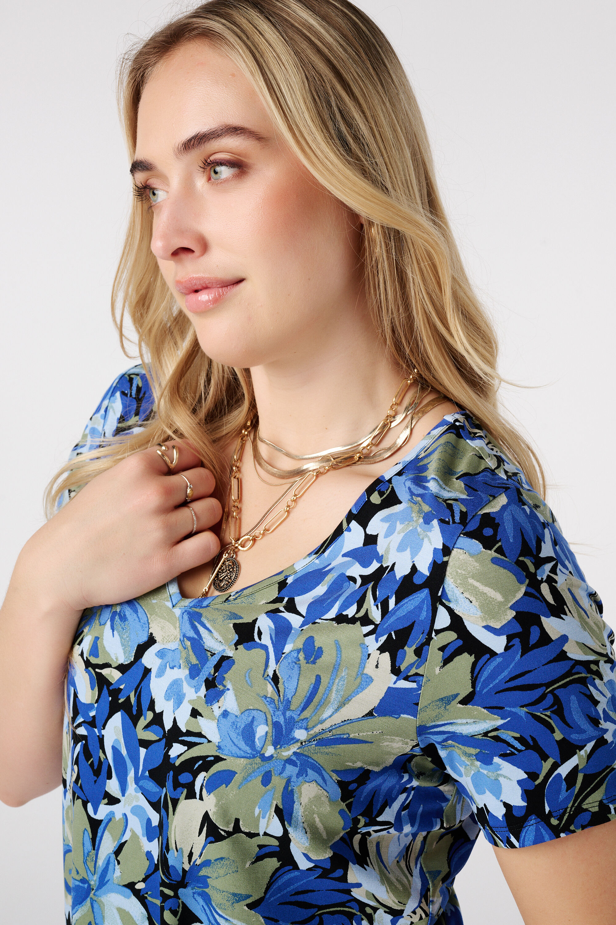 Camiseta con estampado y escote en V image number 4