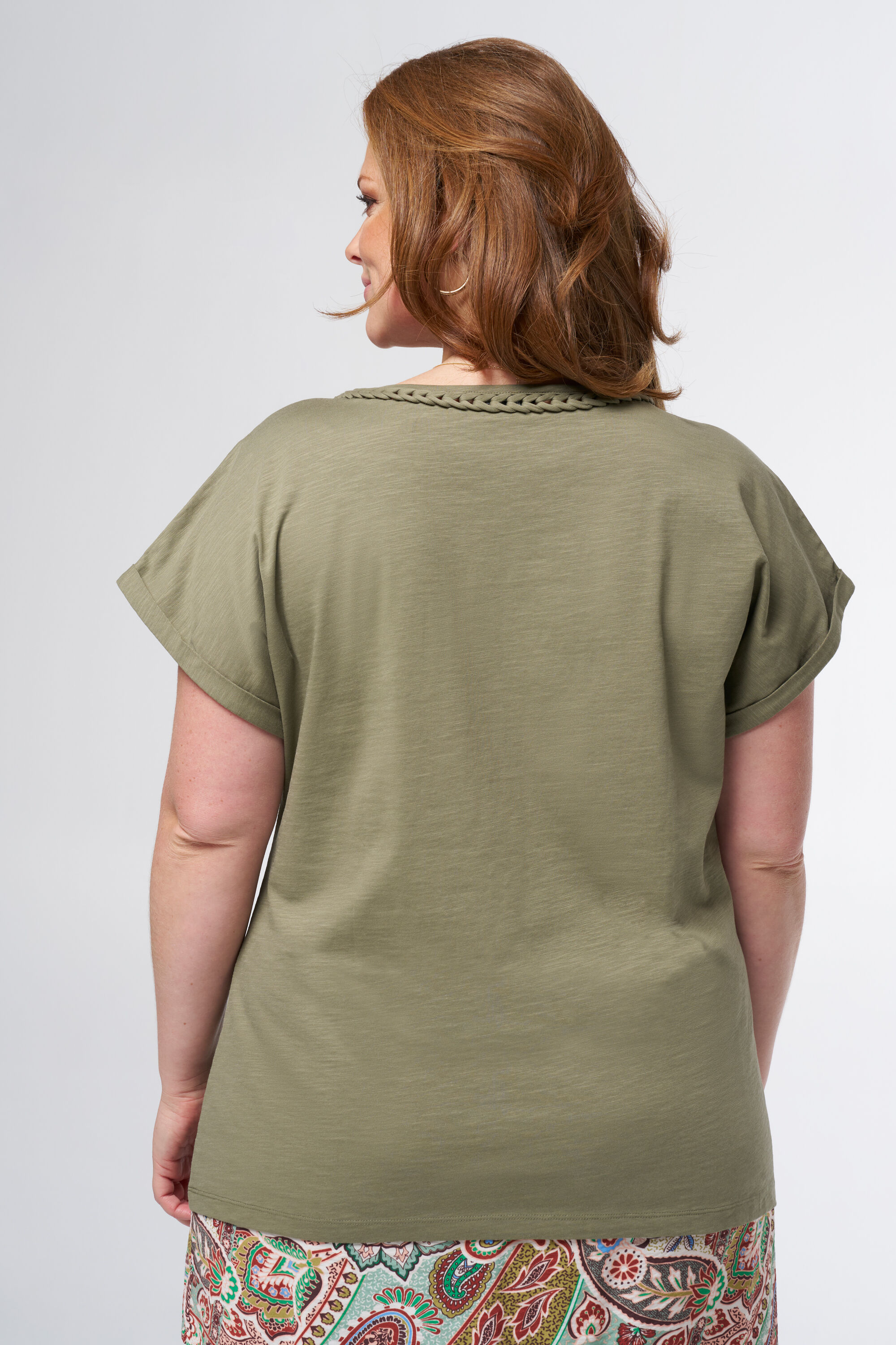 Camiseta con cuello trenzado image number 3