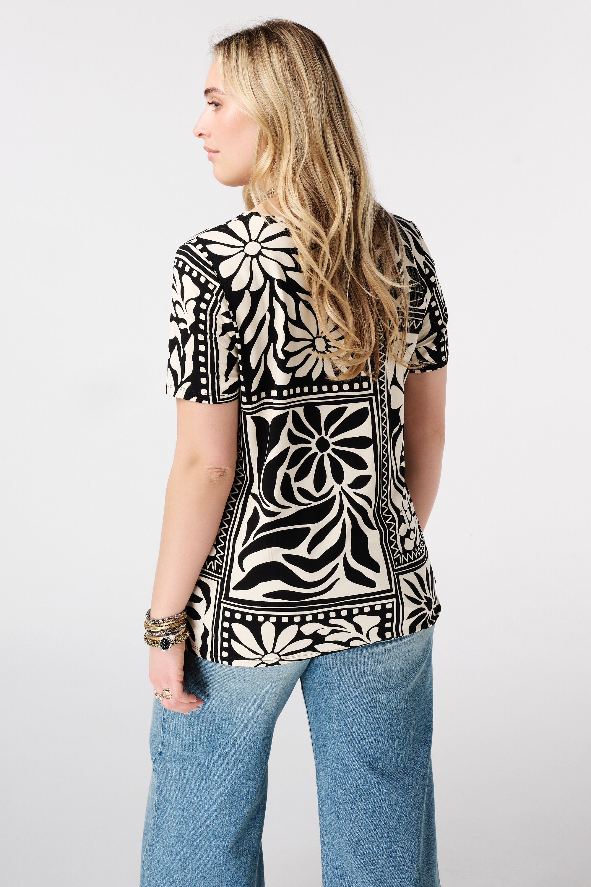 Camiseta con estampado y escote en V image number 3