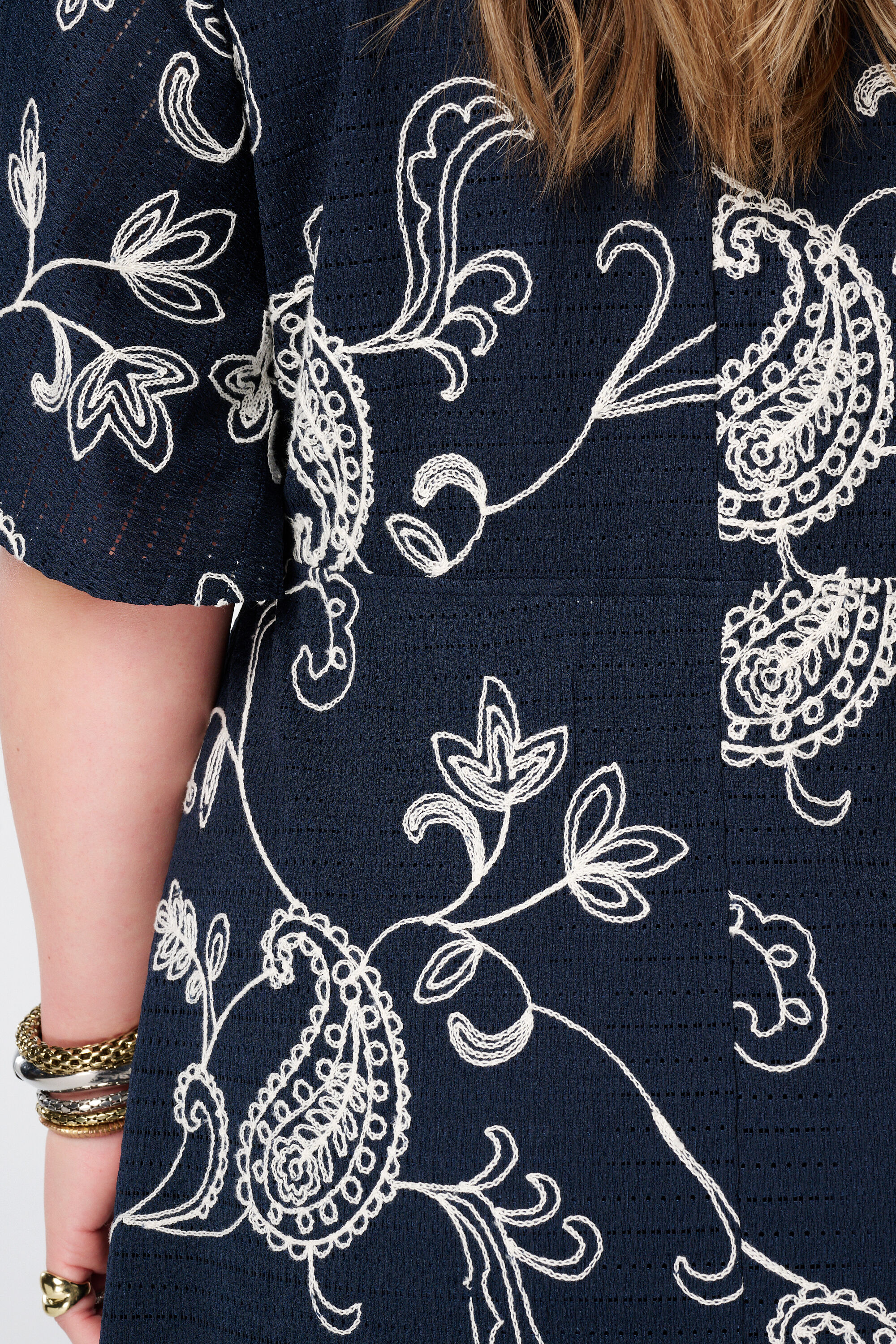 Vestido corto con mangas mariposa image number 6