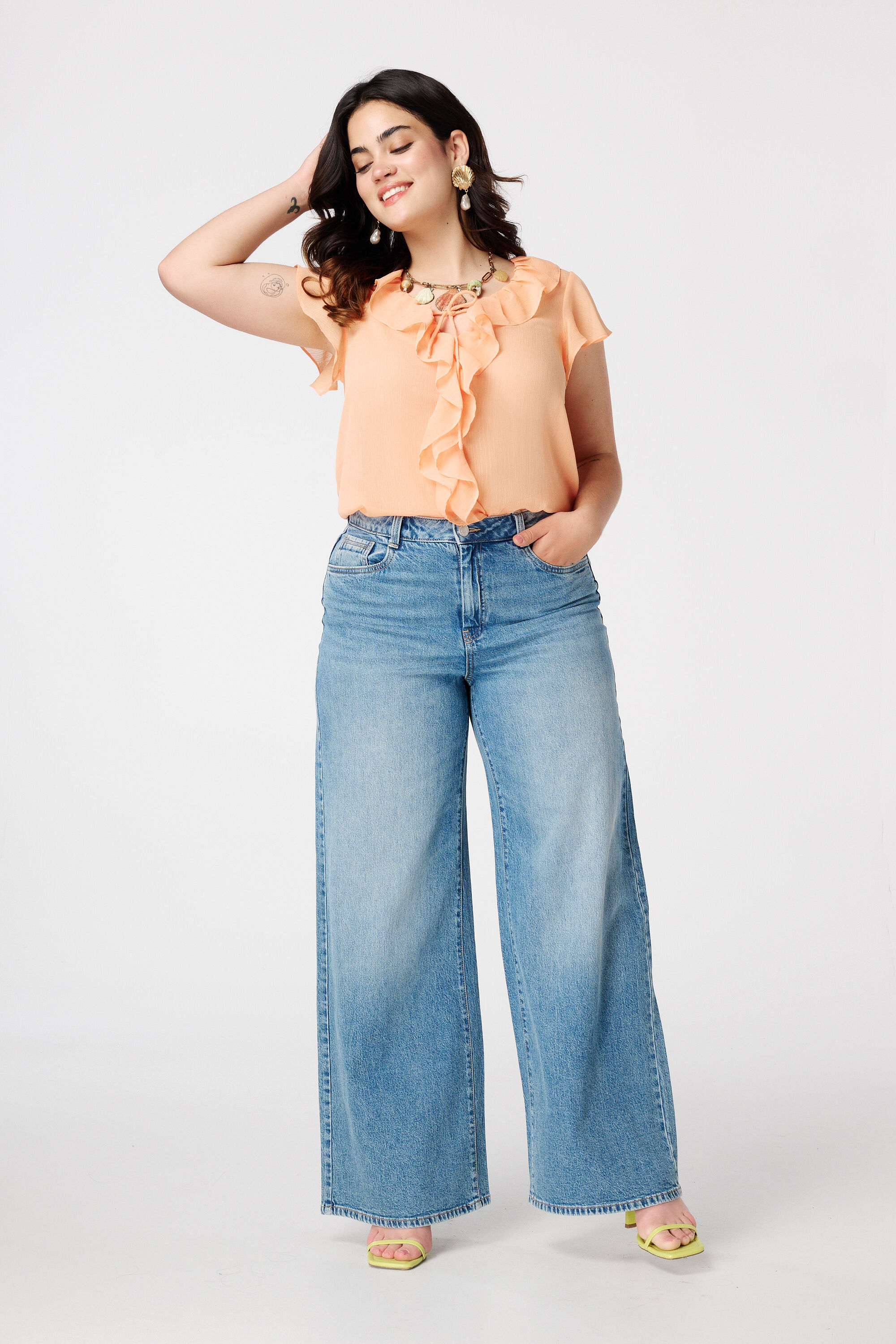 Blusa con volantes image number 5