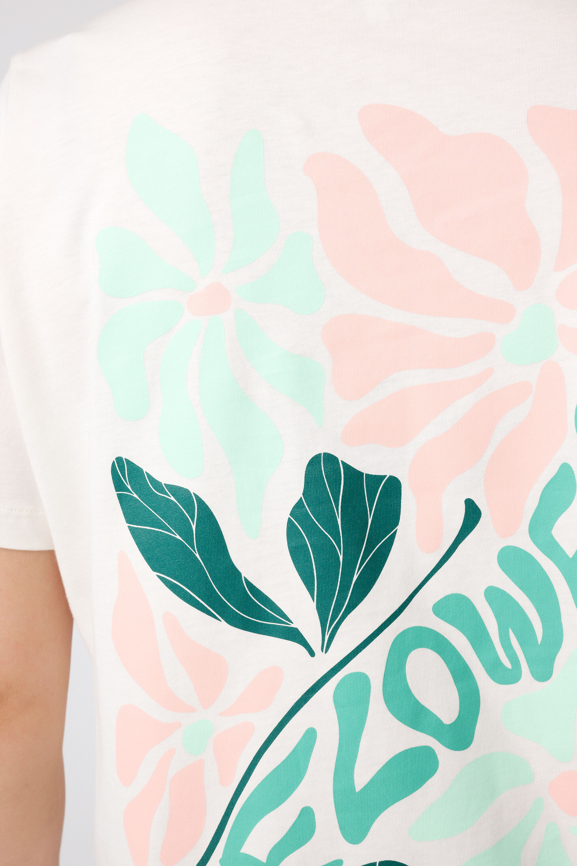 Camiseta con estampado de flores image number 6