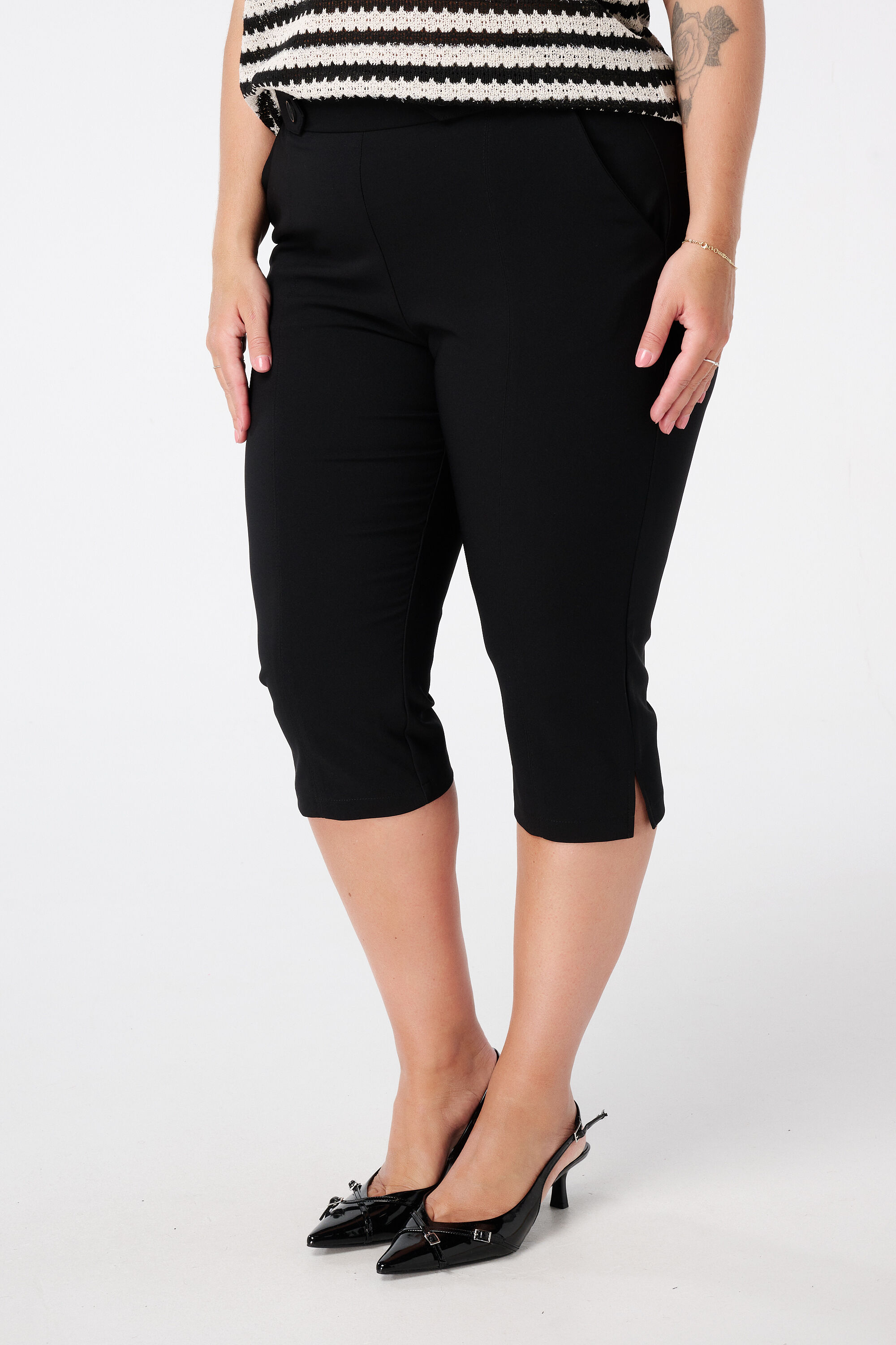 Pantalones capri con apertura image number 5