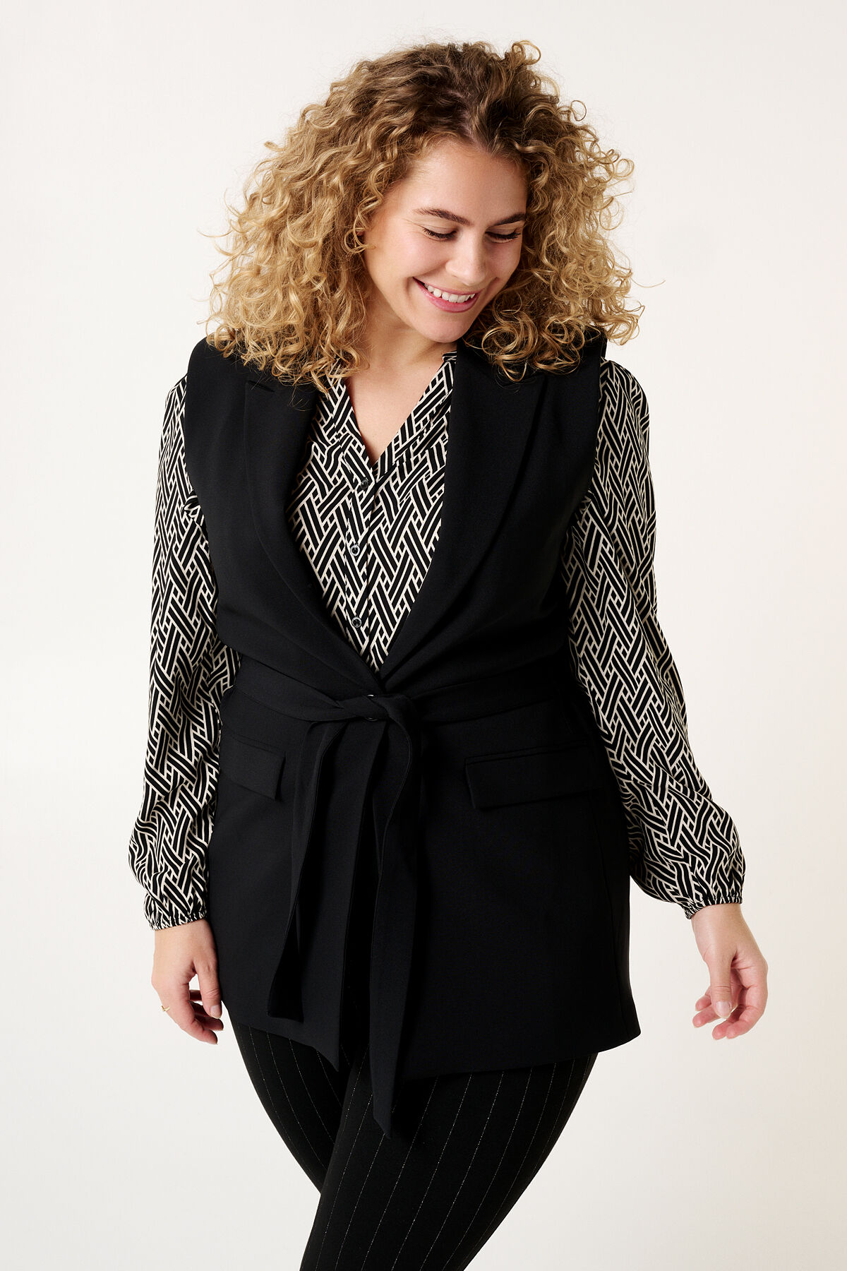 Chaleco con cinto a juego image number 6