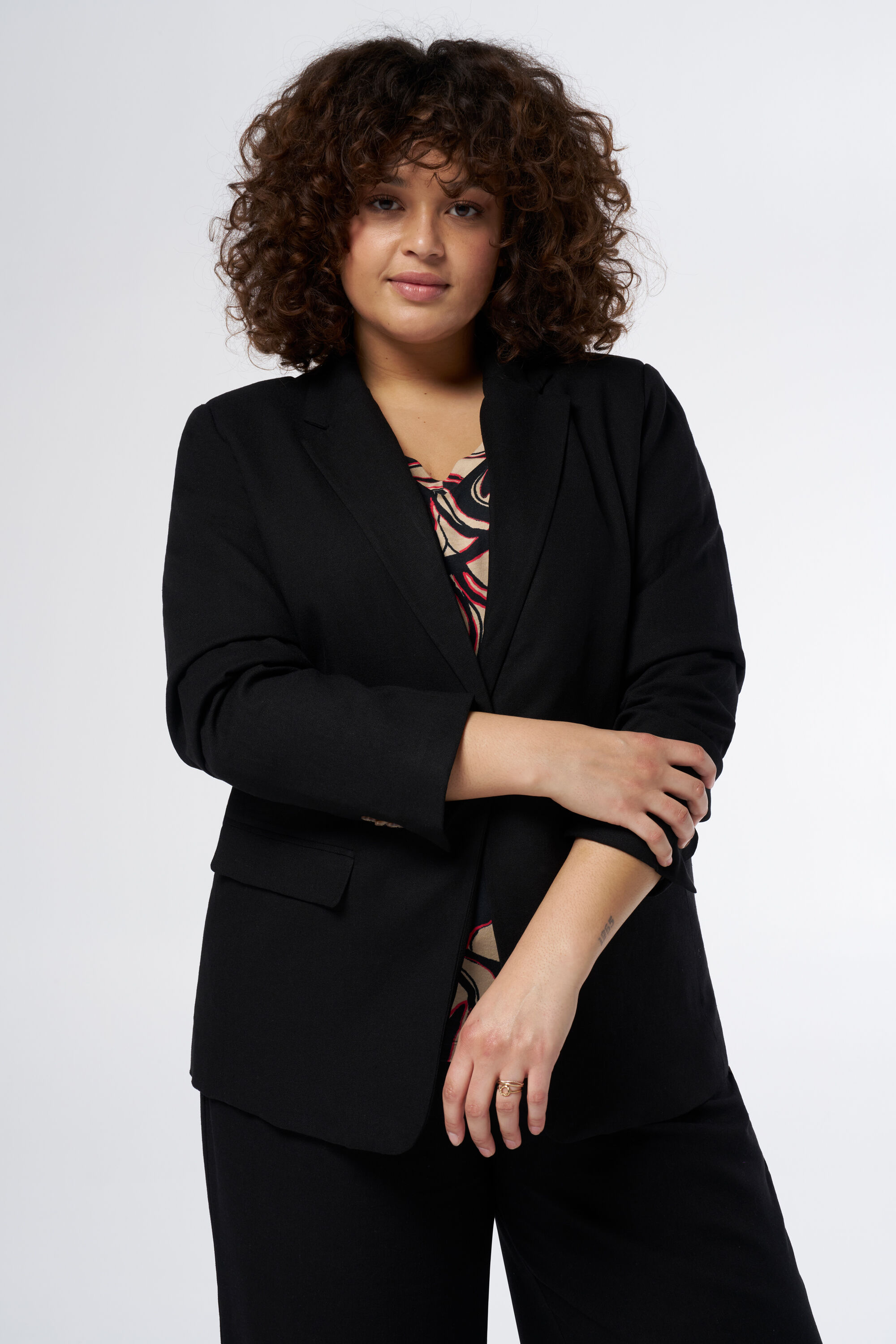 Blazer de lino de corte recto image number 6