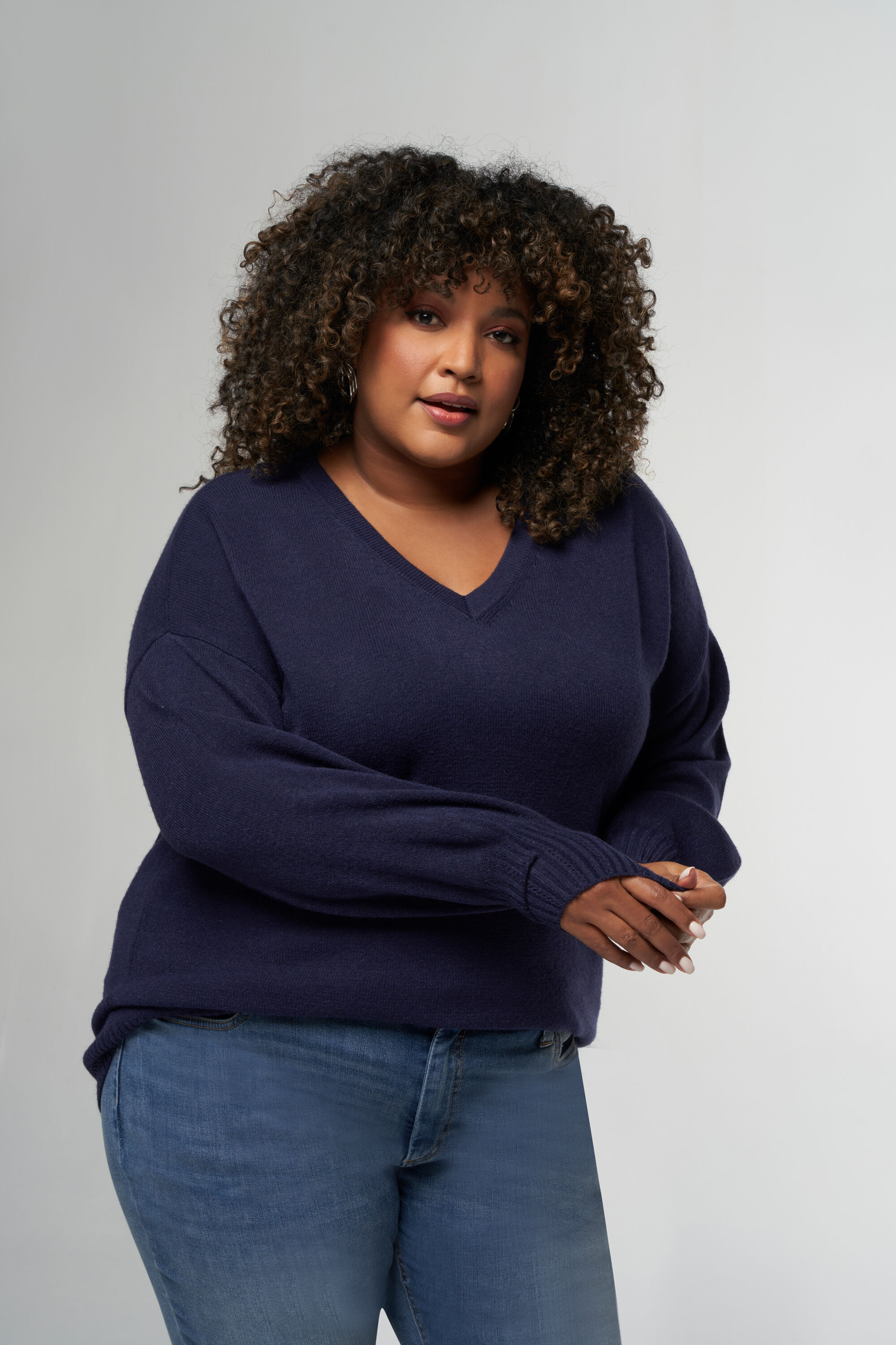 Su&eacute;ter de punto fino con cuello en V image number 0