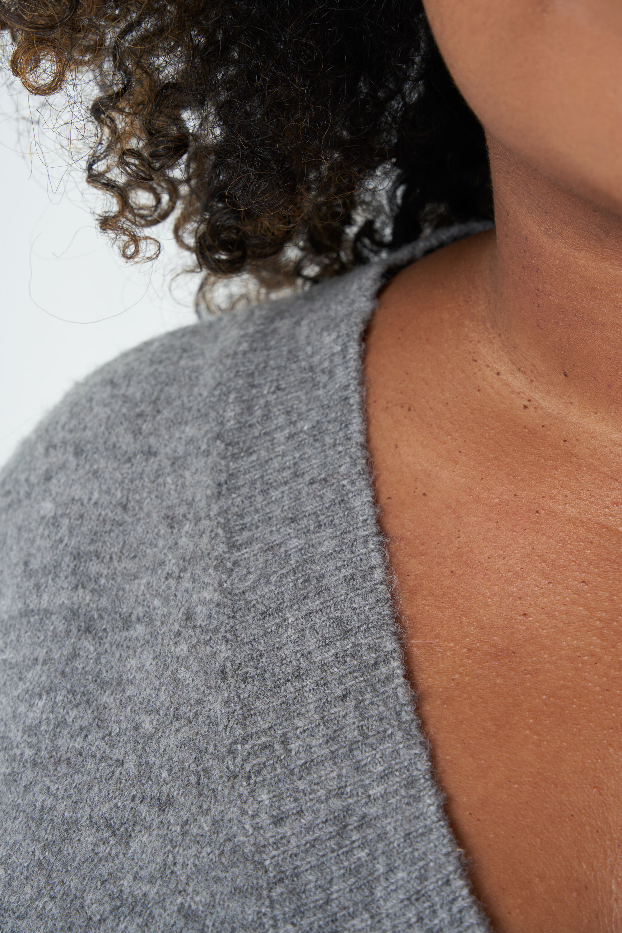 Su&eacute;ter de punto fino con escote en V image number 4